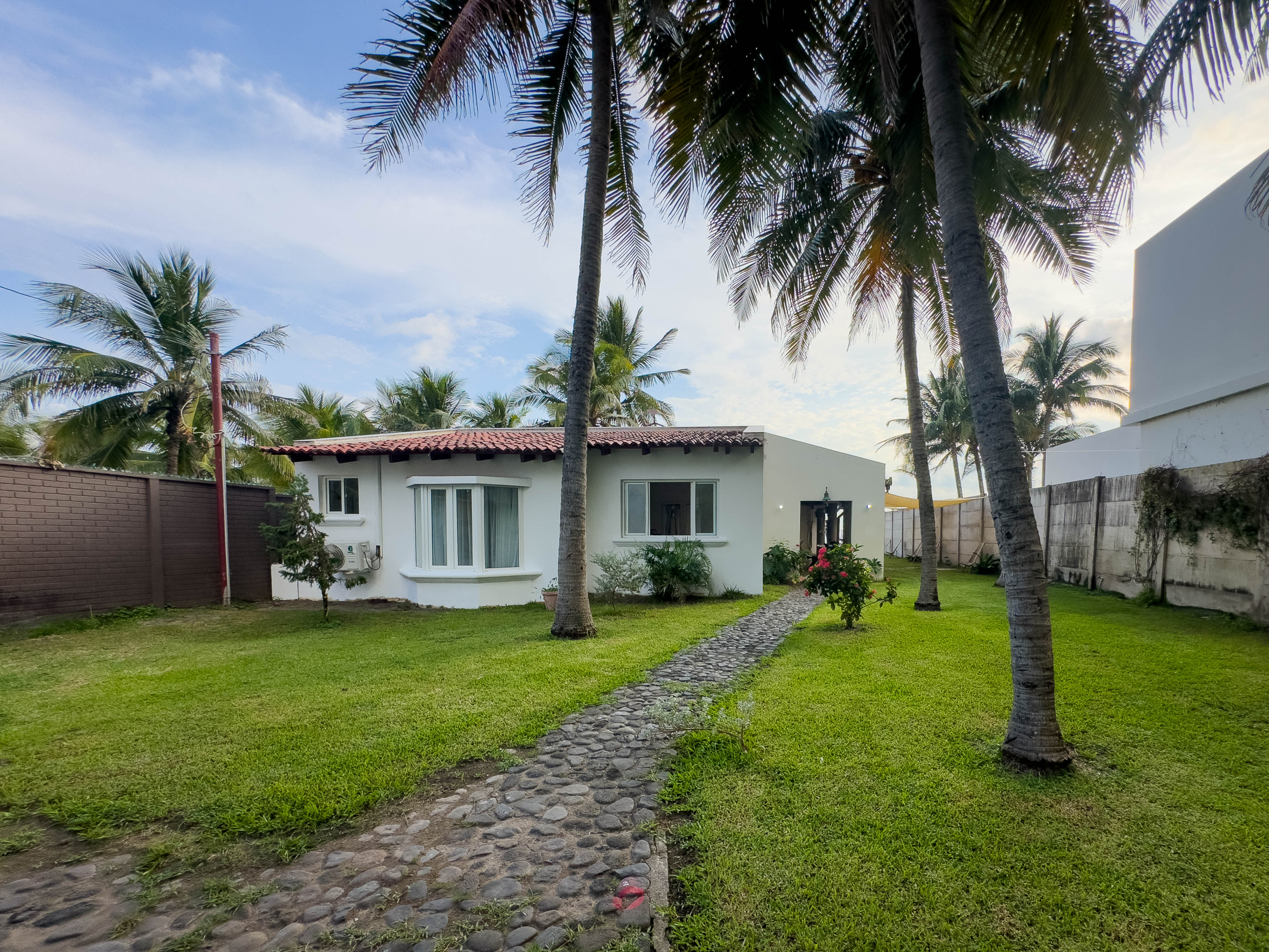 CASA FRENTE AL MAR, CANGREJERA, LA LIBERTAD