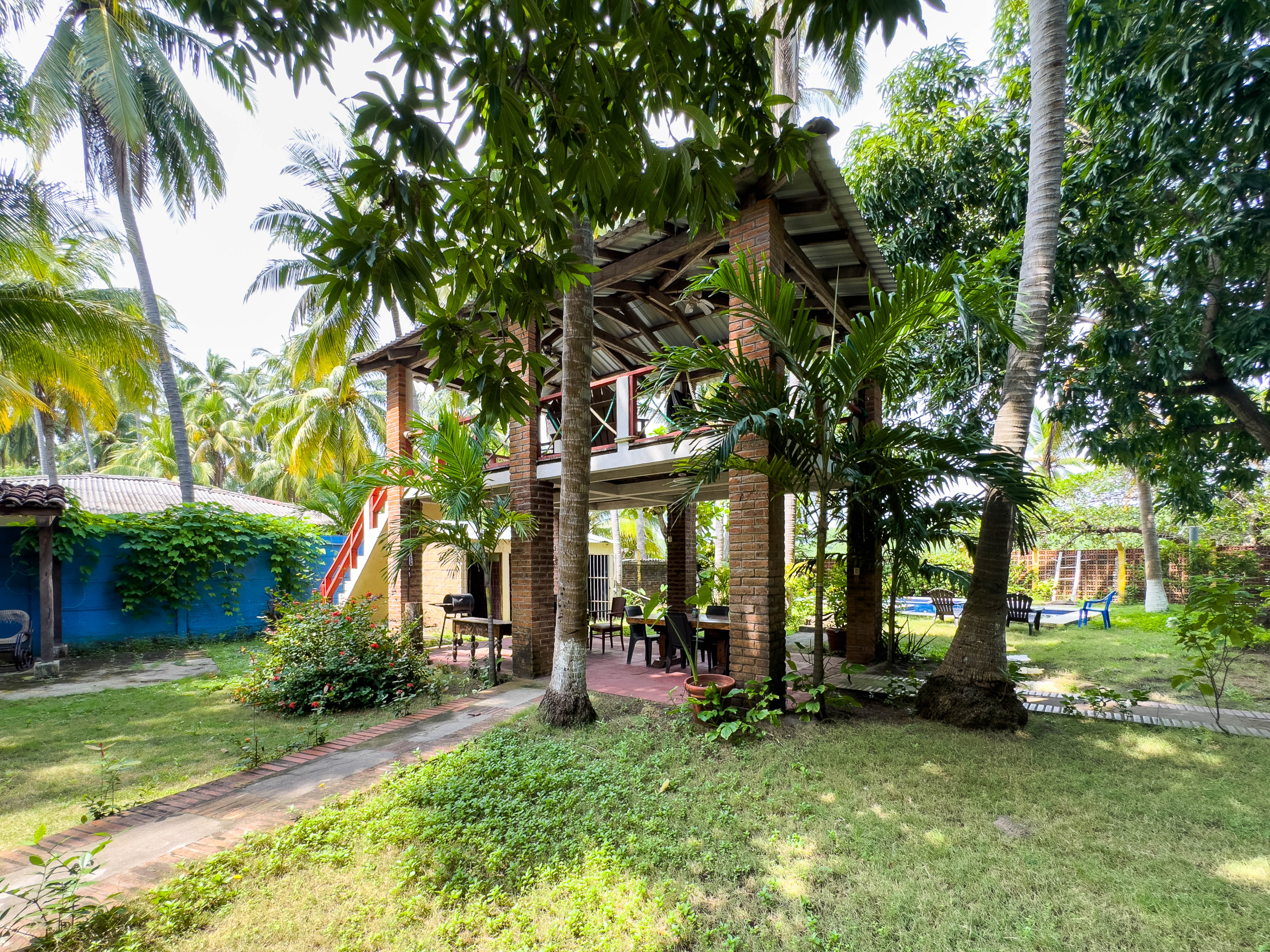 RANCHO EN BARRA SANTIAGO, AHUACHAPÁN