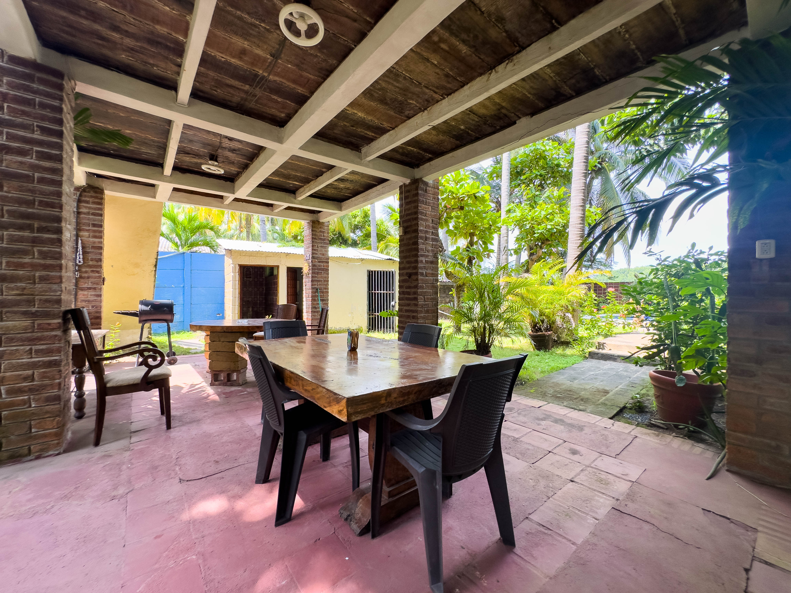 RANCHO EN BARRA SANTIAGO, AHUACHAPÁN