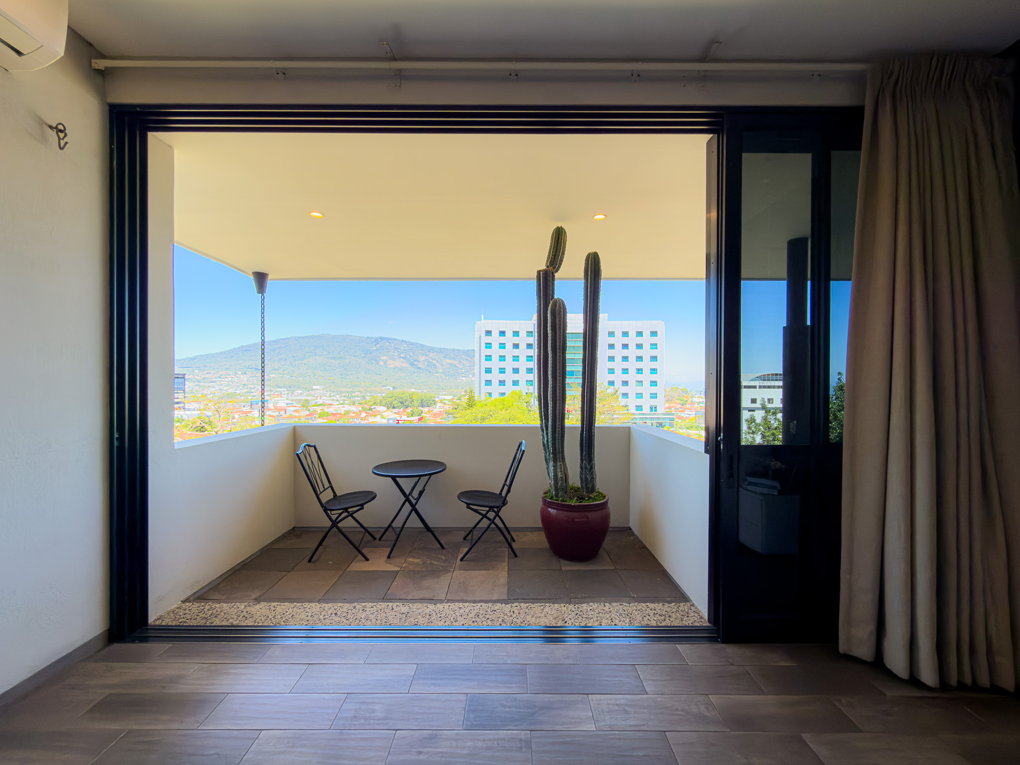 RESIDENCIA EN PORTONES DE MADRE SELVA, ANTIGUO CUSCATLÁN, LA LIBERTAD