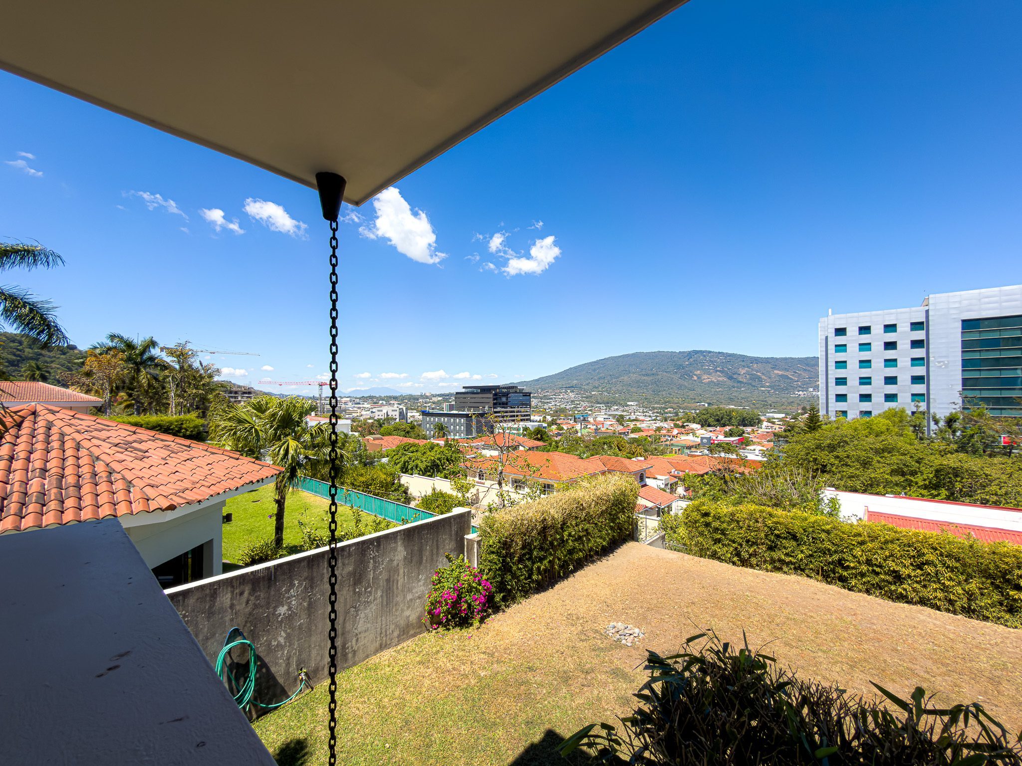 DR820-34 RESIDENCIA EN PORTONES DE MADRE SELVA, ANTIGUO CUSCATLÁN, LA LIBERTAD