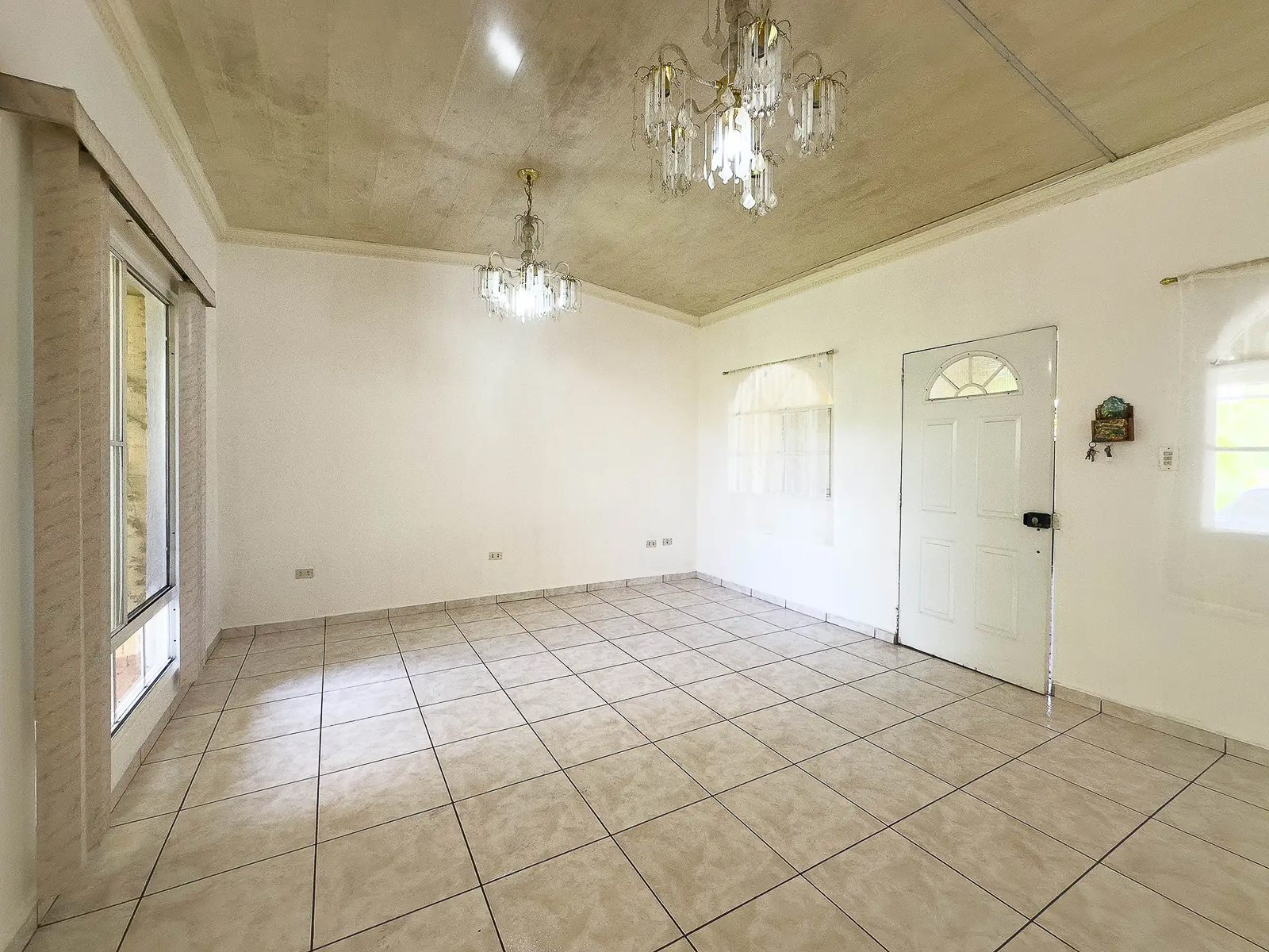 DR577-4 RESIDENCIA EN CIUDAD VERSALLES, VILLA PARIS, LA LIBERTAD