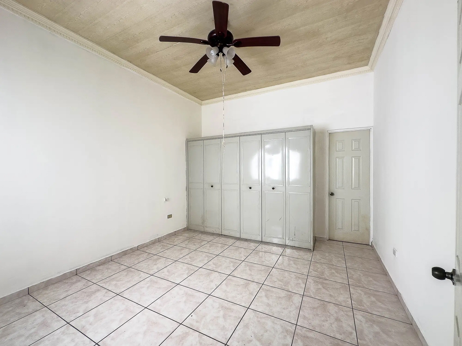 DR577-5 RESIDENCIA EN CIUDAD VERSALLES, VILLA PARIS, LA LIBERTAD
