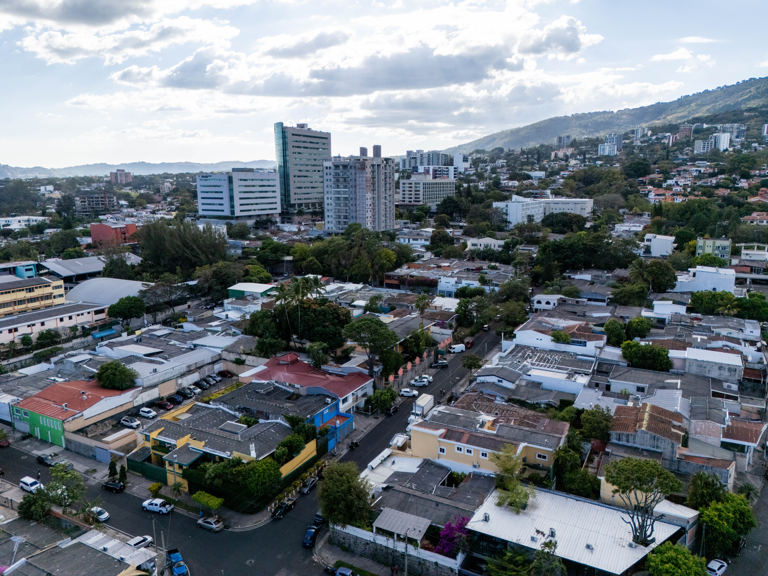PROPIEDAD COMERCIAL EN COLONIA ESCALÓN, ZONA WORLD TRADE CENTER, SAN SALVADOR