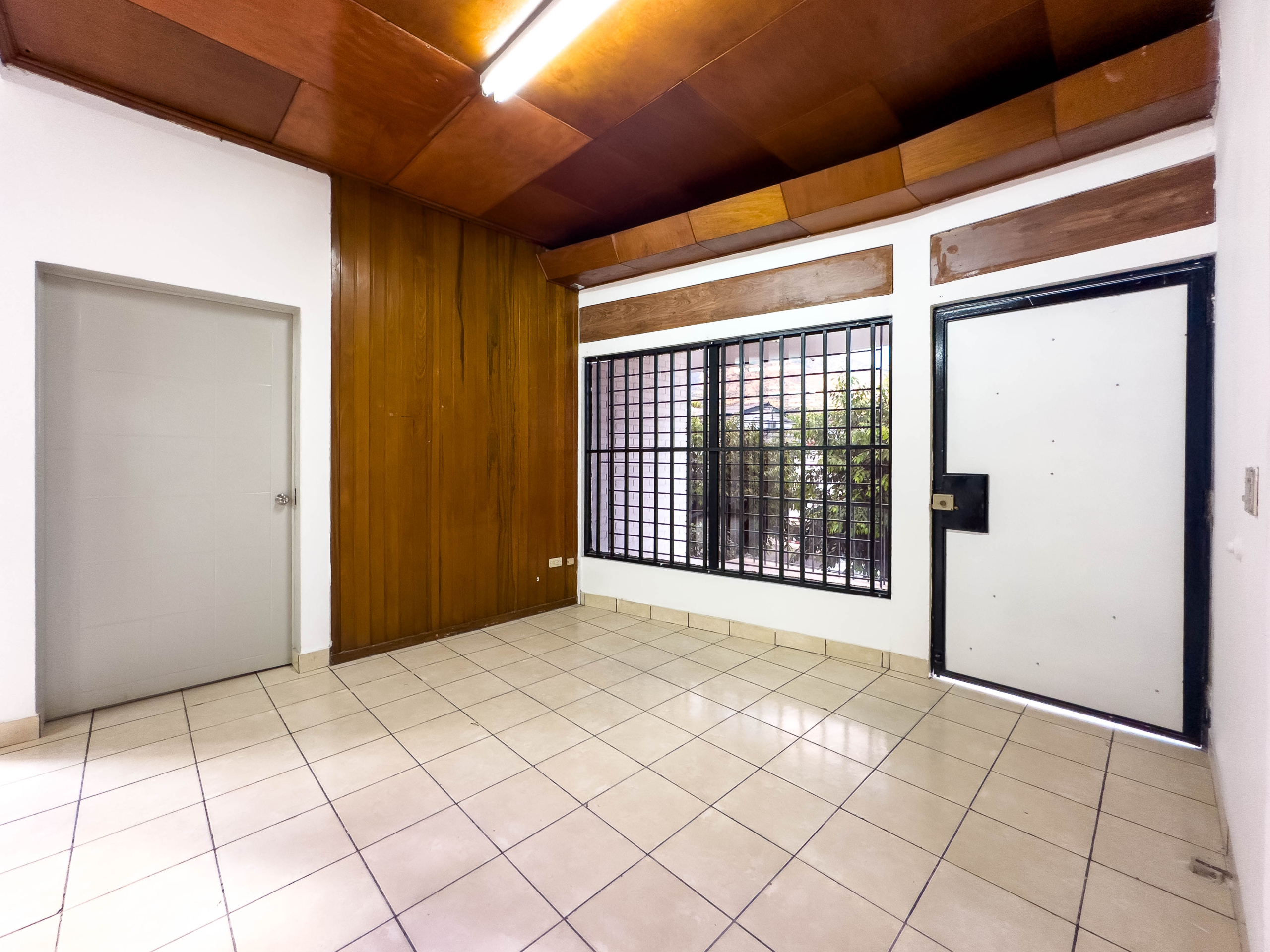 PROPIEDAD COMERCIAL EN COLONIA ESCALÓN, ZONA WORLD TRADE CENTER, SAN SALVADOR
