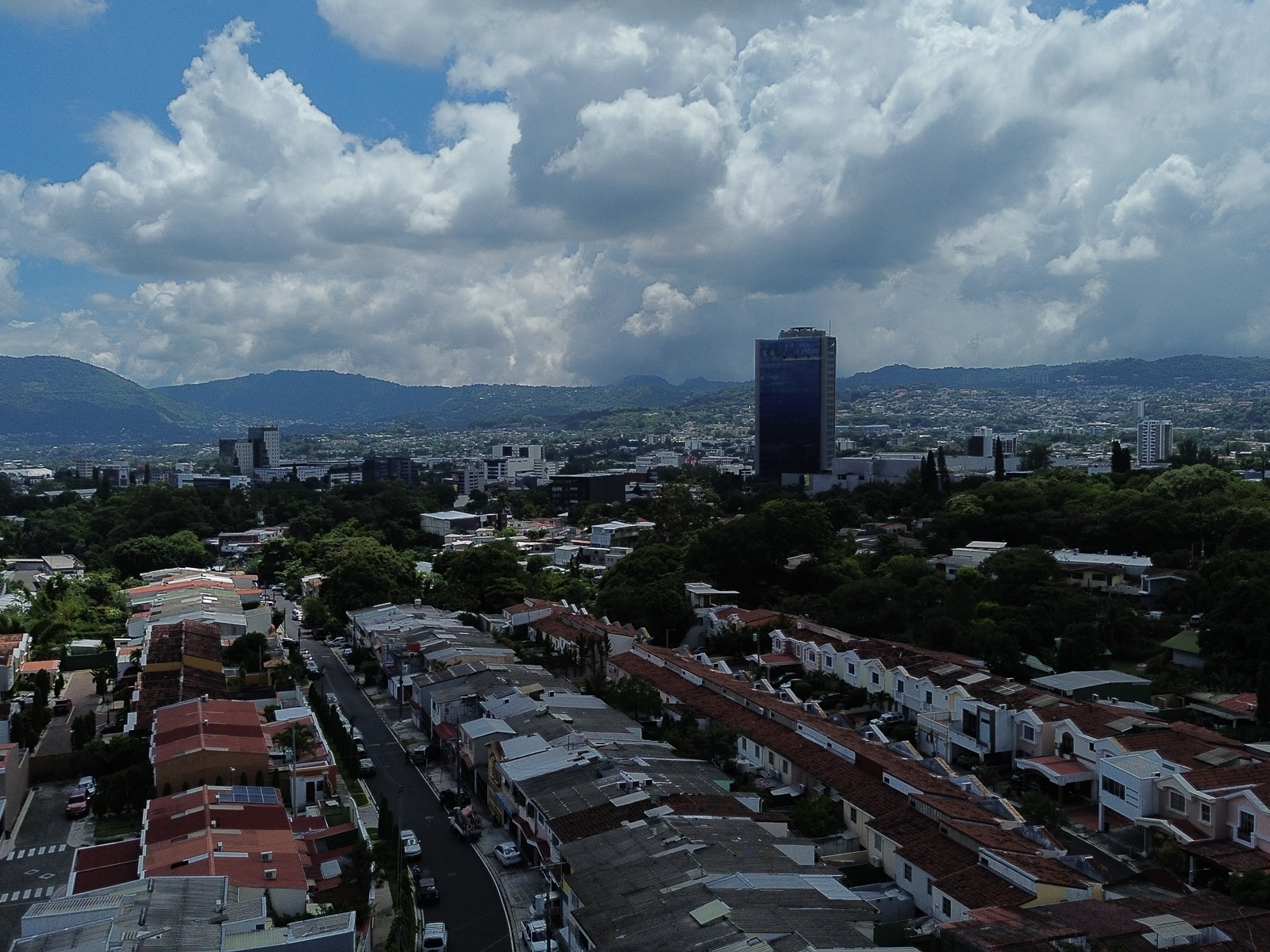 DB789 – 2 BODEGA Y OFICINAS EN COLONIA ROMA, SAN SALVADOR
