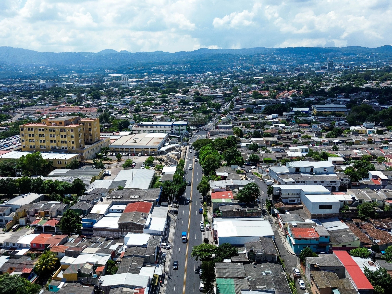 DL628-1 PROPIEDAD COMERCIAL EN CALLE BERNAL, SAN SALVADOR
