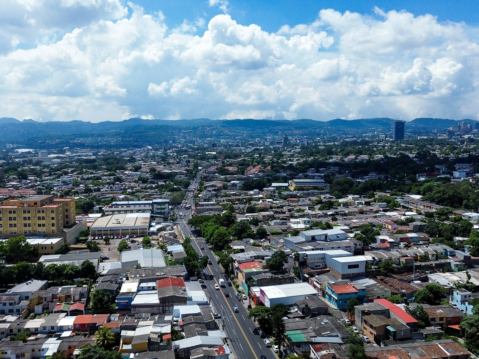 DL628-4 PROPIEDAD COMERCIAL EN CALLE BERNAL, SAN SALVADOR