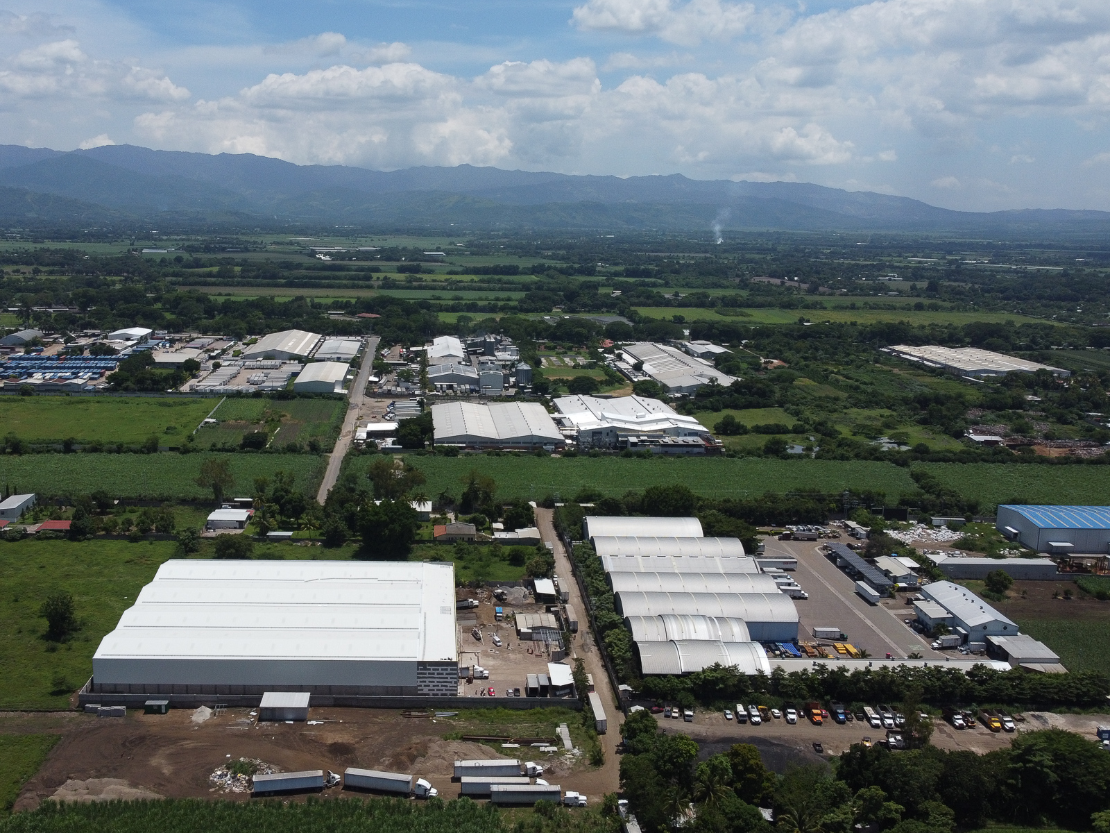 BODEGAS INDUSTRIALES EN ZONA CLAUDIA LARS Y DESVÍO DE OPICO, LA LIBERTAD