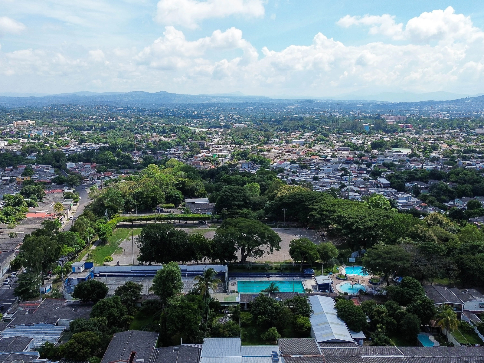DL628-7 PROPIEDAD COMERCIAL EN CALLE BERNAL, SAN SALVADOR