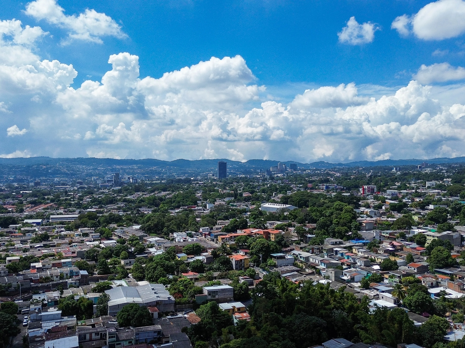 DL628-8 PROPIEDAD COMERCIAL EN CALLE BERNAL, SAN SALVADOR