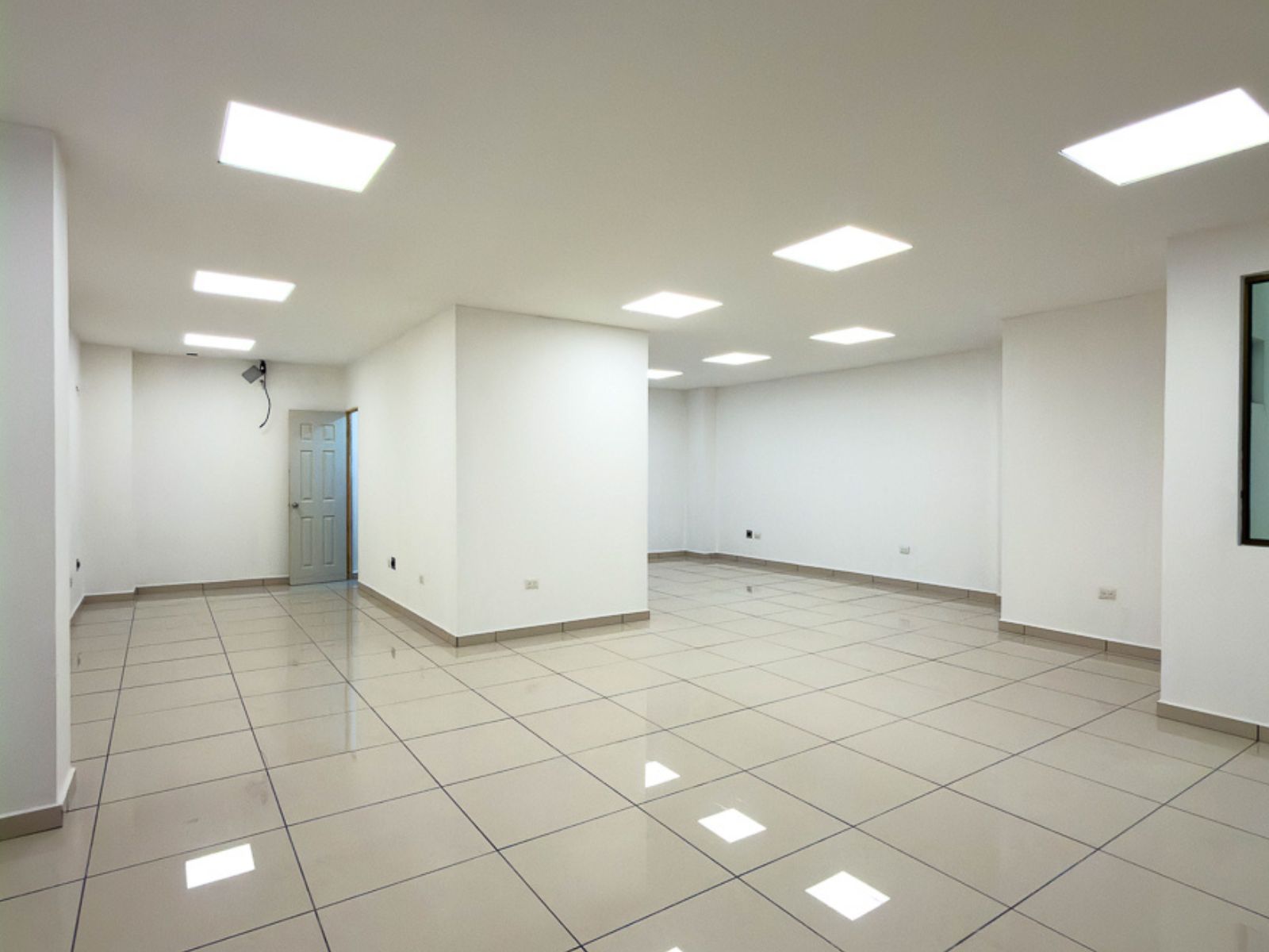 DAO840-12 OFICINAS EN PLAZA TRIANA – LA MASCOTA, SAN SALVADOR