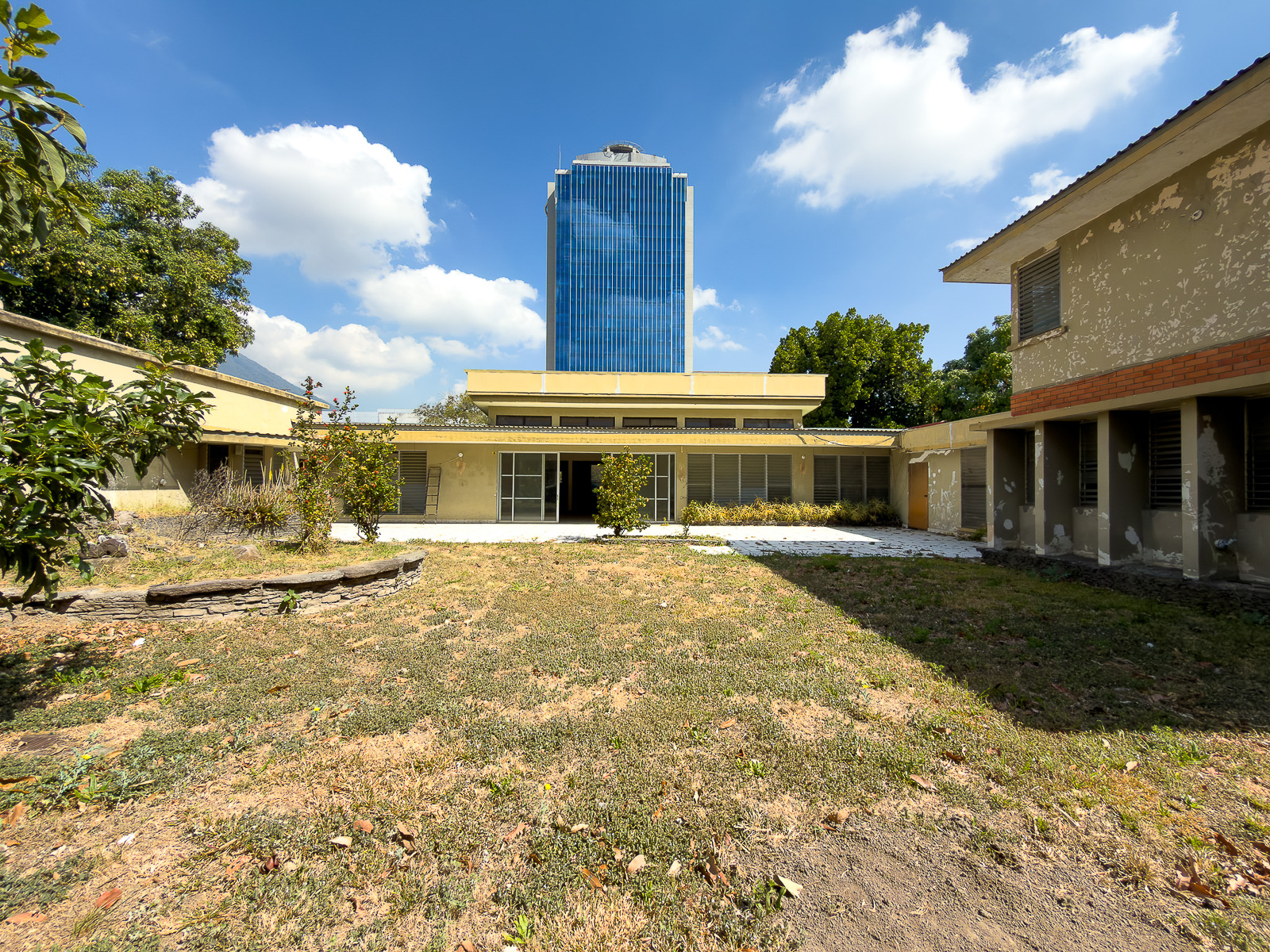DR842-4 PROPIEDAD PARA DESARROLLO INMOBILIARIO EN AV. OLÍMPICA, COLONIA ESCALÓN, SAN SALVADOR