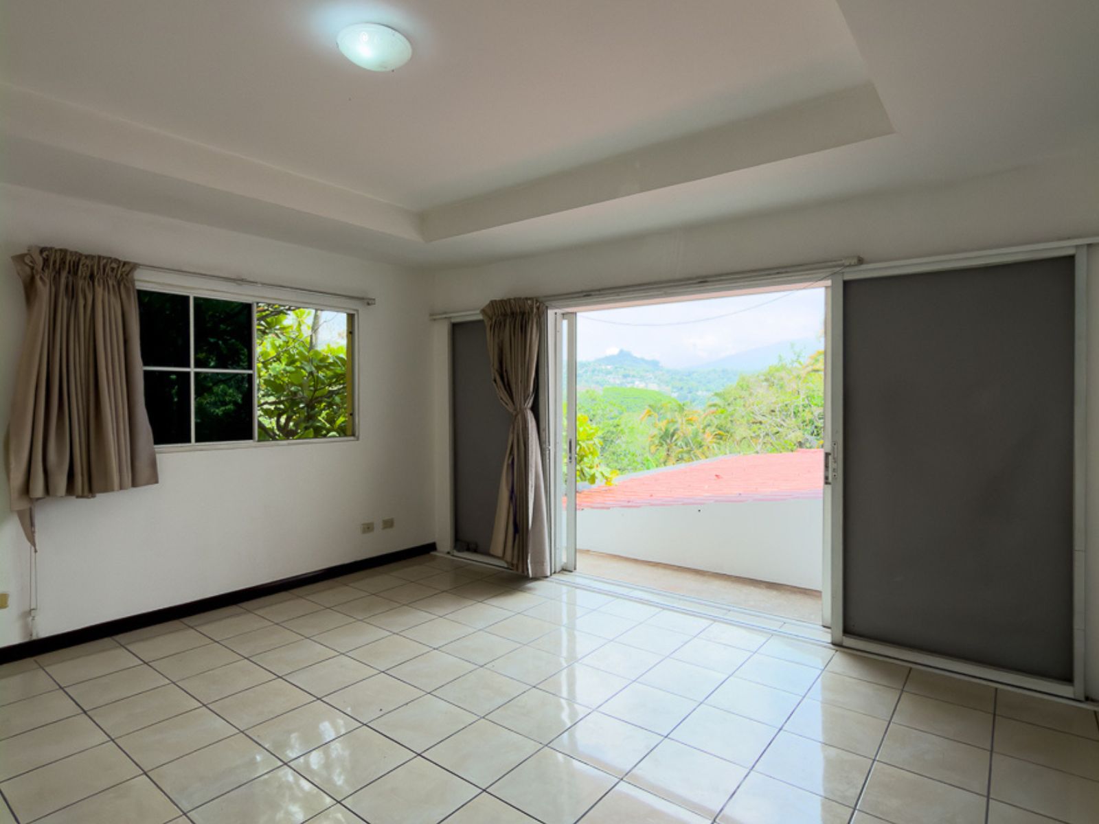 DR838-12 CASA RESIDENCIAL EN BOSQUES DE LA CASTELLANA, CARRETERA A PLANES DE RENDEROS, SAN SALVADOR