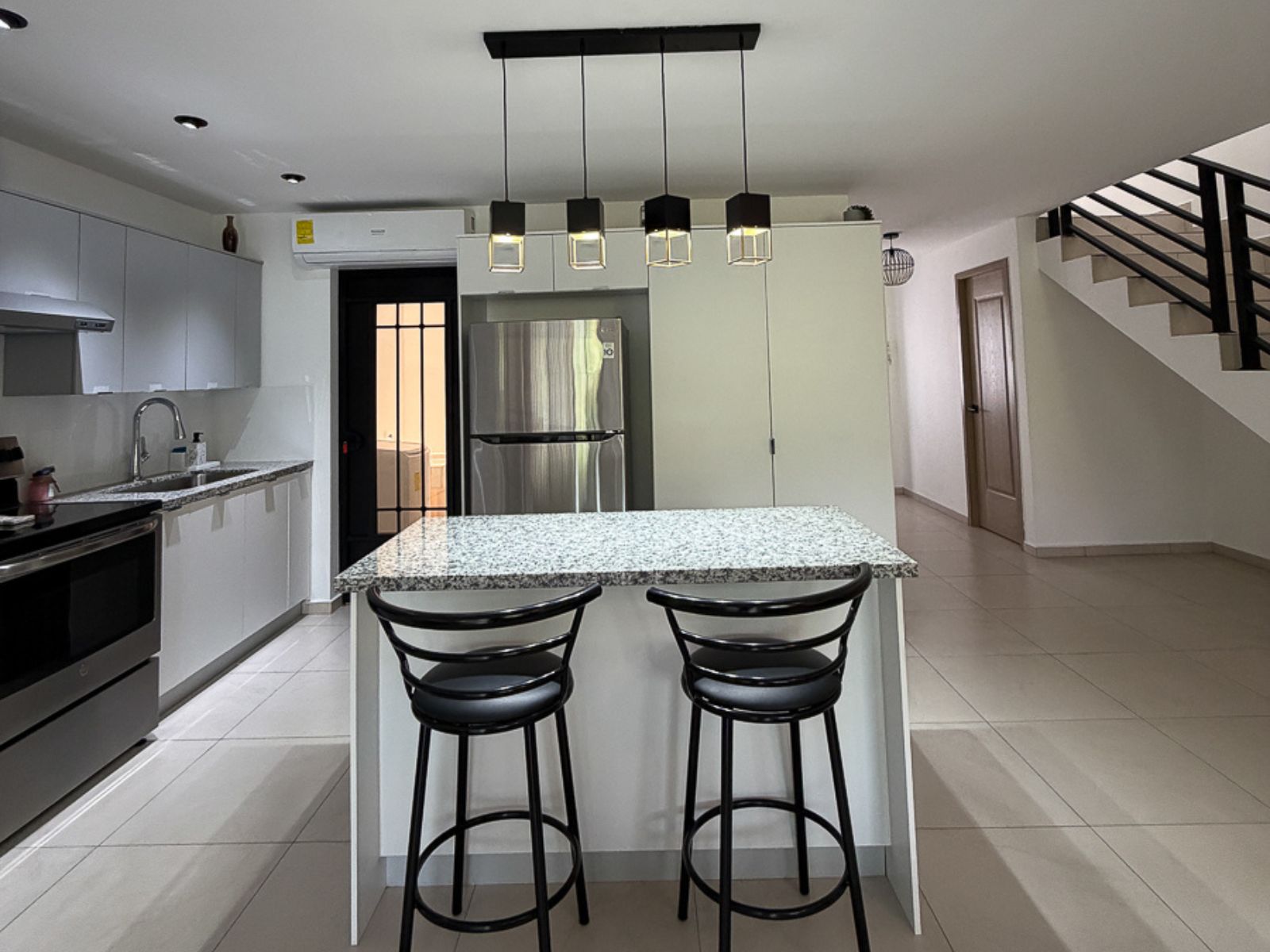 DAR837-14 RESIDENCIA AMUEBLADA EN ANTIBES I, COLONIA ESCALÓN, SAN SALVADOR