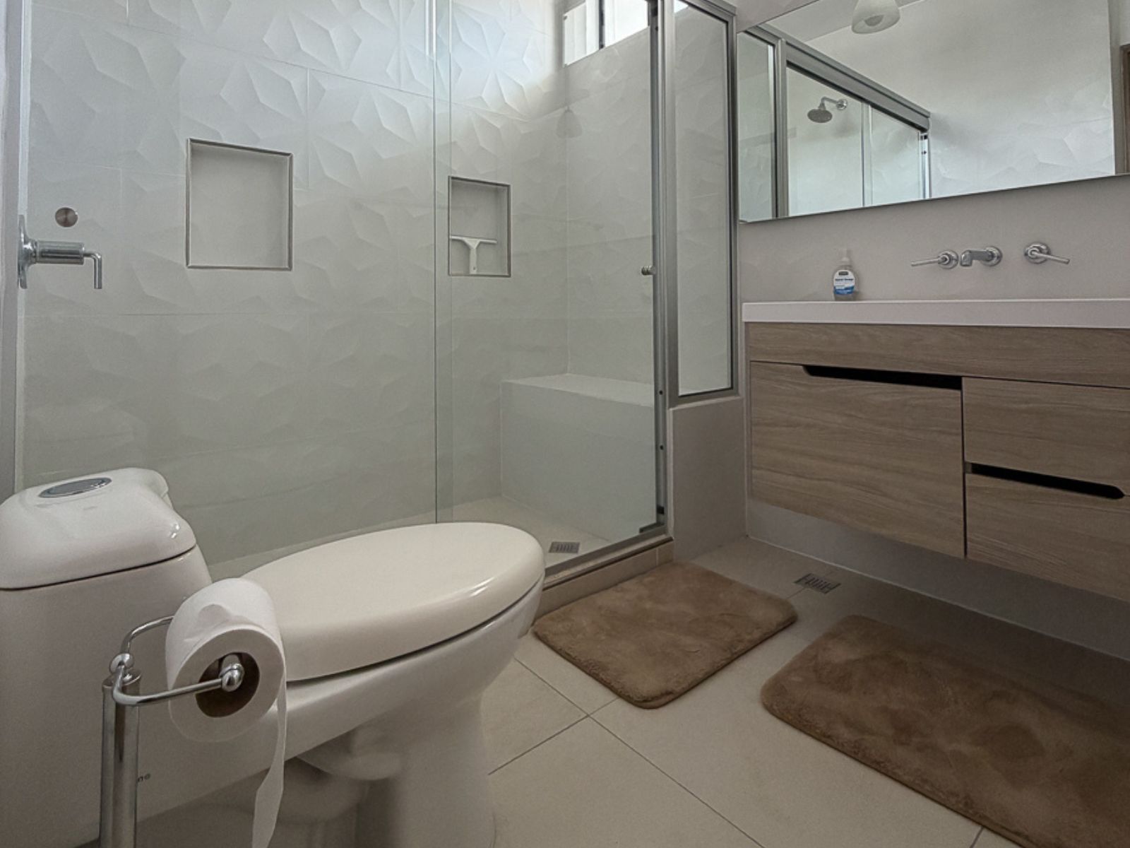 DAR837-17 RESIDENCIA AMUEBLADA EN ANTIBES I, COLONIA ESCALÓN, SAN SALVADOR