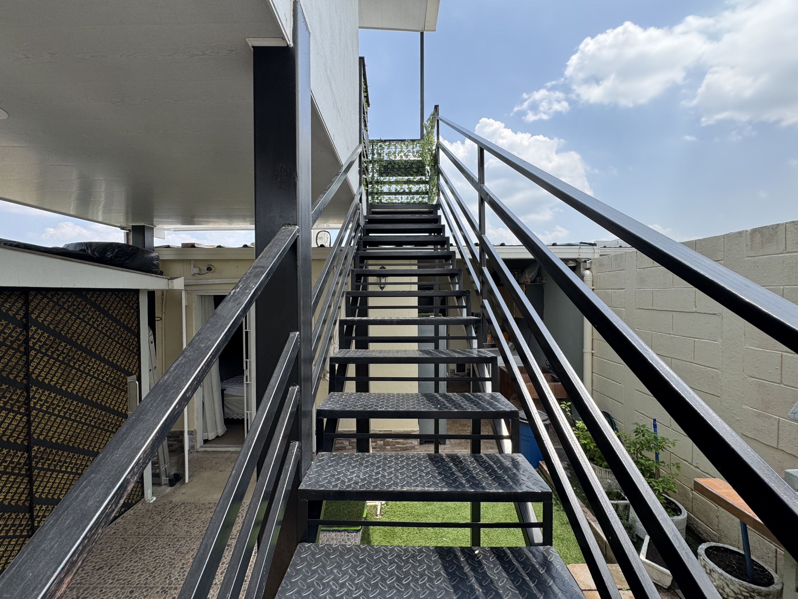 CASA REMODELADA EN CIUDAD MARSELLA Q2 -MODELO DELUXE CON TERRENO EXTENDIDO Y TERRAZA, LA LIBERTAD
