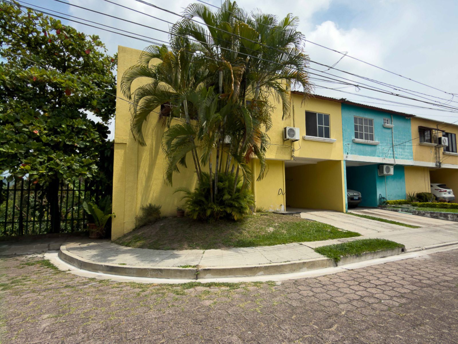 DR838-2 CASA RESIDENCIAL EN BOSQUES DE LA CASTELLANA, CARRETERA A PLANES DE RENDEROS, SAN SALVADOR