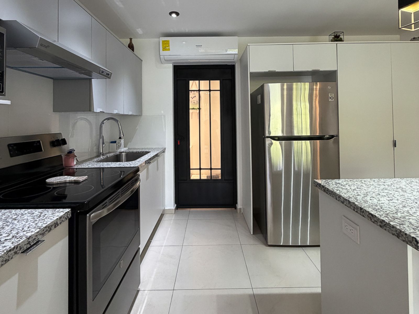 DAR837-26 RESIDENCIA AMUEBLADA EN ANTIBES I, COLONIA ESCALÓN, SAN SALVADOR