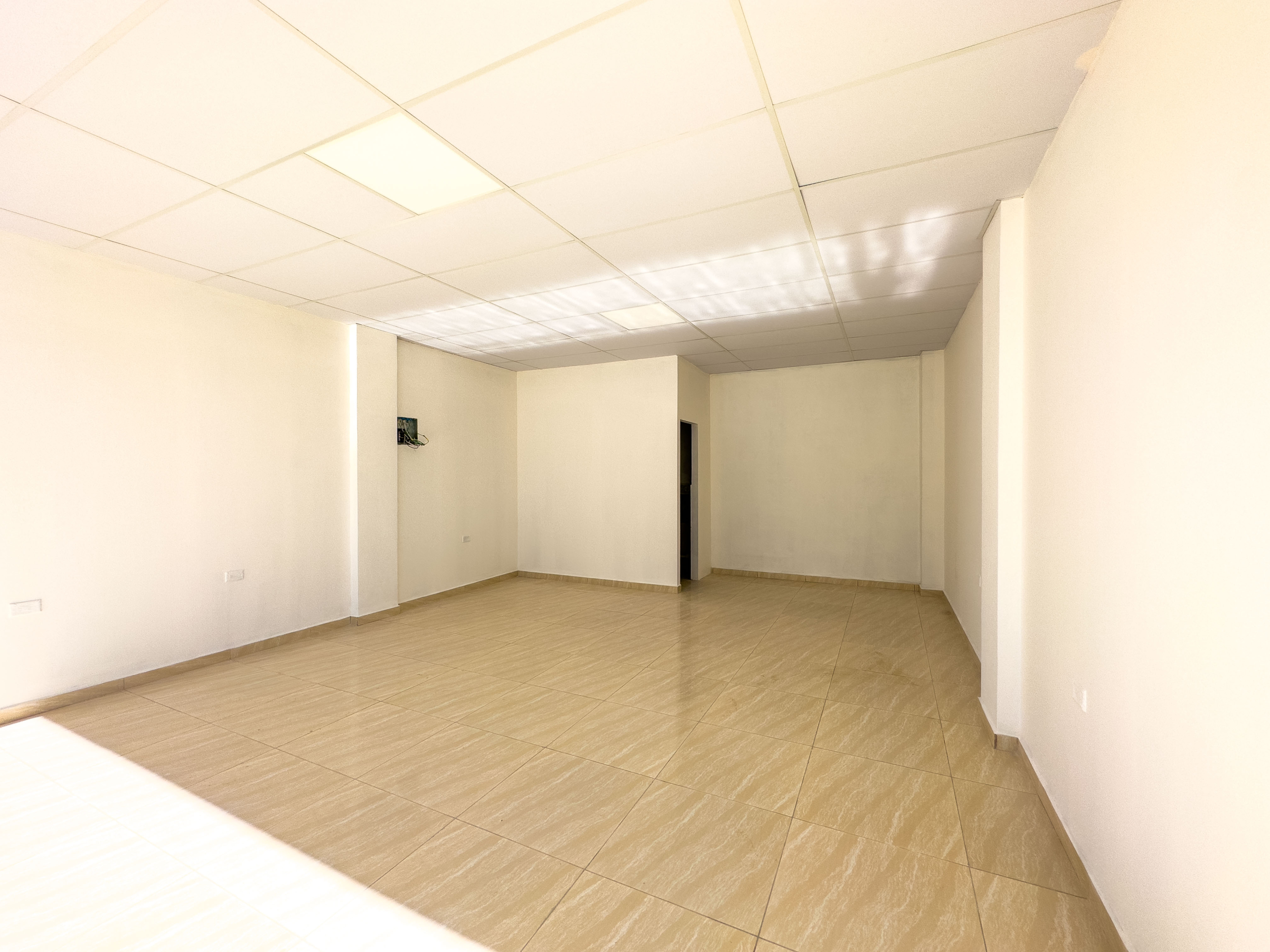 LOCALES DISPONIBLES DE 35 M² EN PLAZA TINECA, SAN MARTÍN, SAN SALVADOR