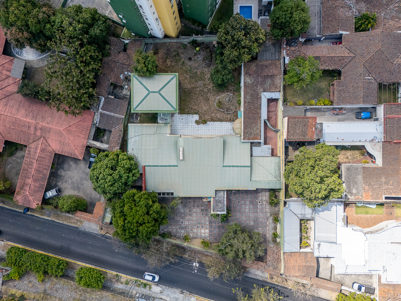 DR842-10 PROPIEDAD PARA DESARROLLO INMOBILIARIO EN AV. OLÍMPICA, COLONIA ESCALÓN, SAN SALVADOR