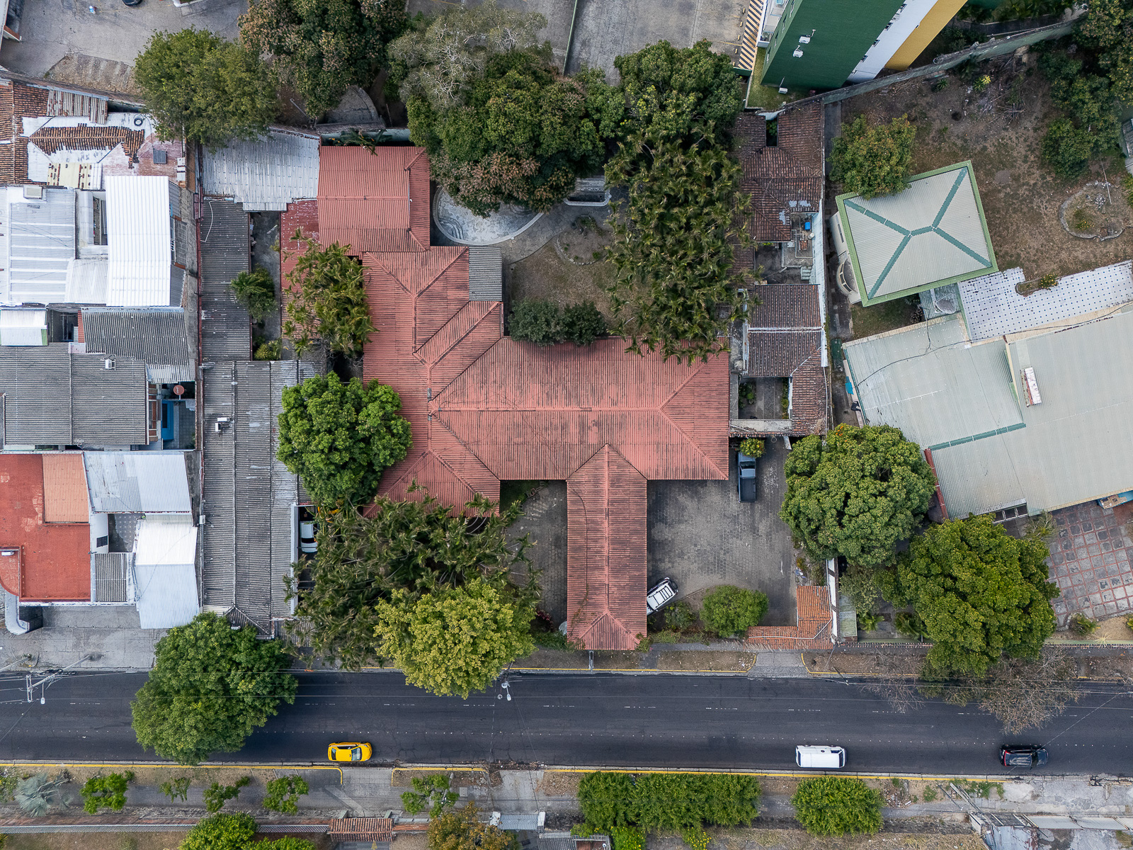DR842-21 PROPIEDAD PARA DESARROLLO INMOBILIARIO EN AV. OLÍMPICA, COLONIA ESCALÓN, SAN SALVADOR