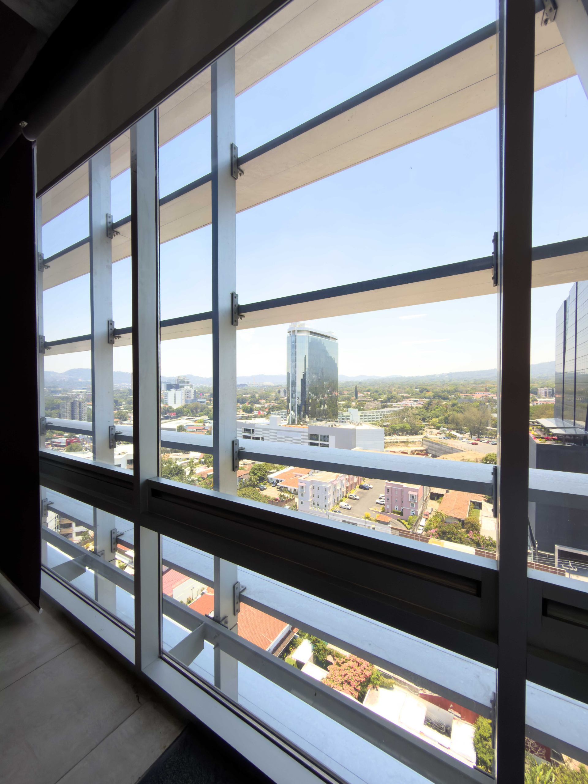 LOCAL COMERCIAL TORRE INSIGNE, SAN SALVADOR