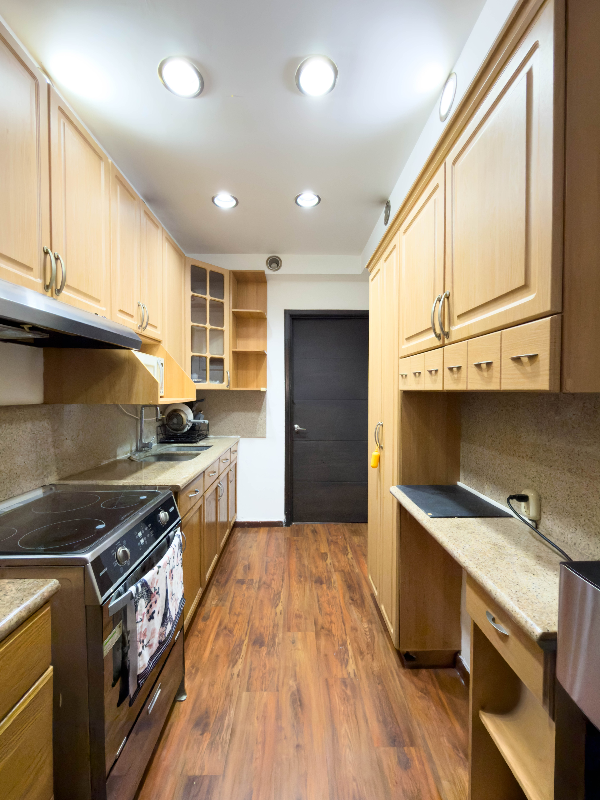 APARTAMENTO AMUEBLADO EN PRIMER NIVEL EN PÓRTICOS DEL CARMEN, COLONIA ESCALÓN, SAN SALVADOR