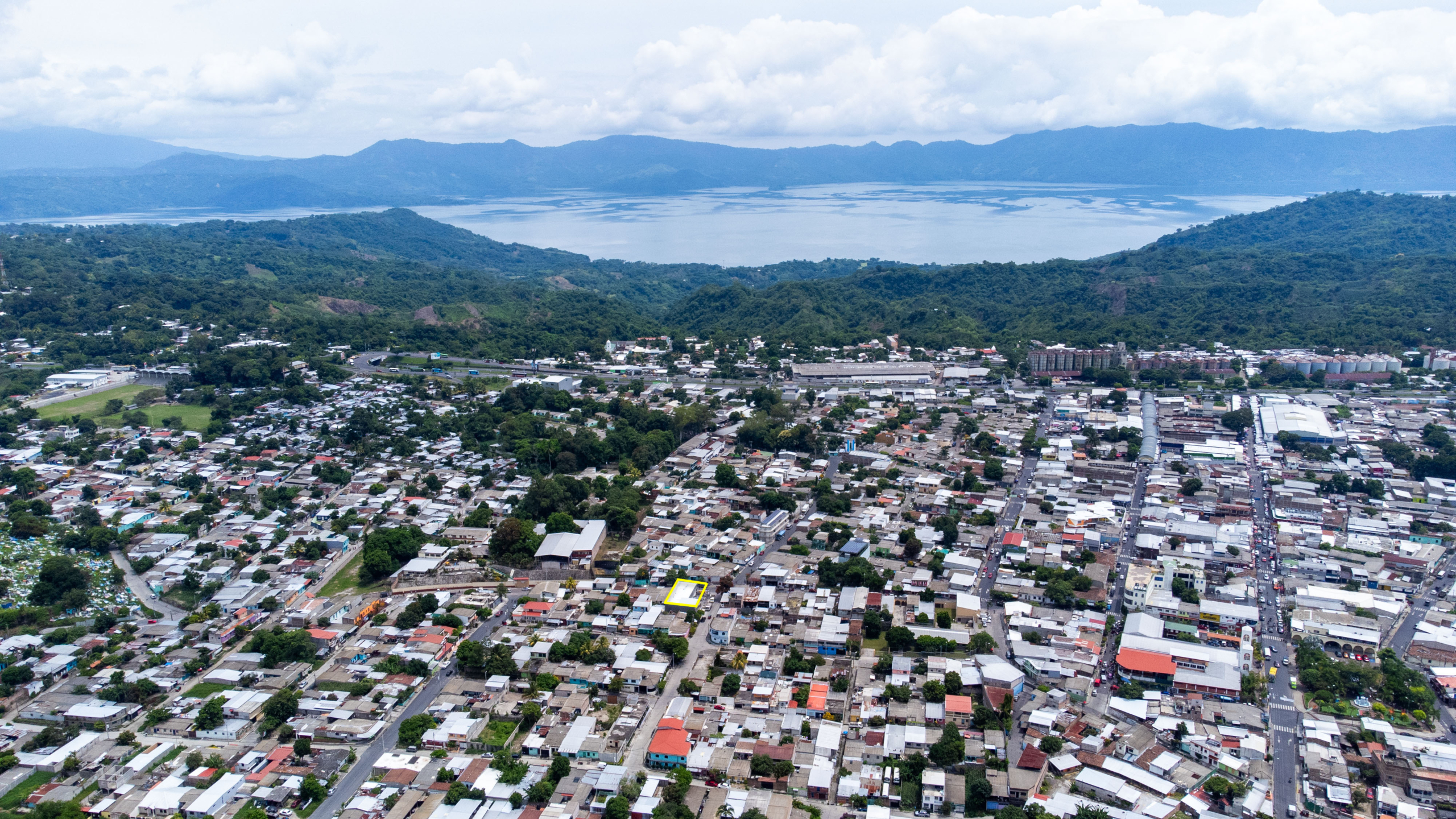 LOCALES DISPONIBLES DE 35 M² EN PLAZA TINECA, SAN MARTÍN, SAN SALVADOR