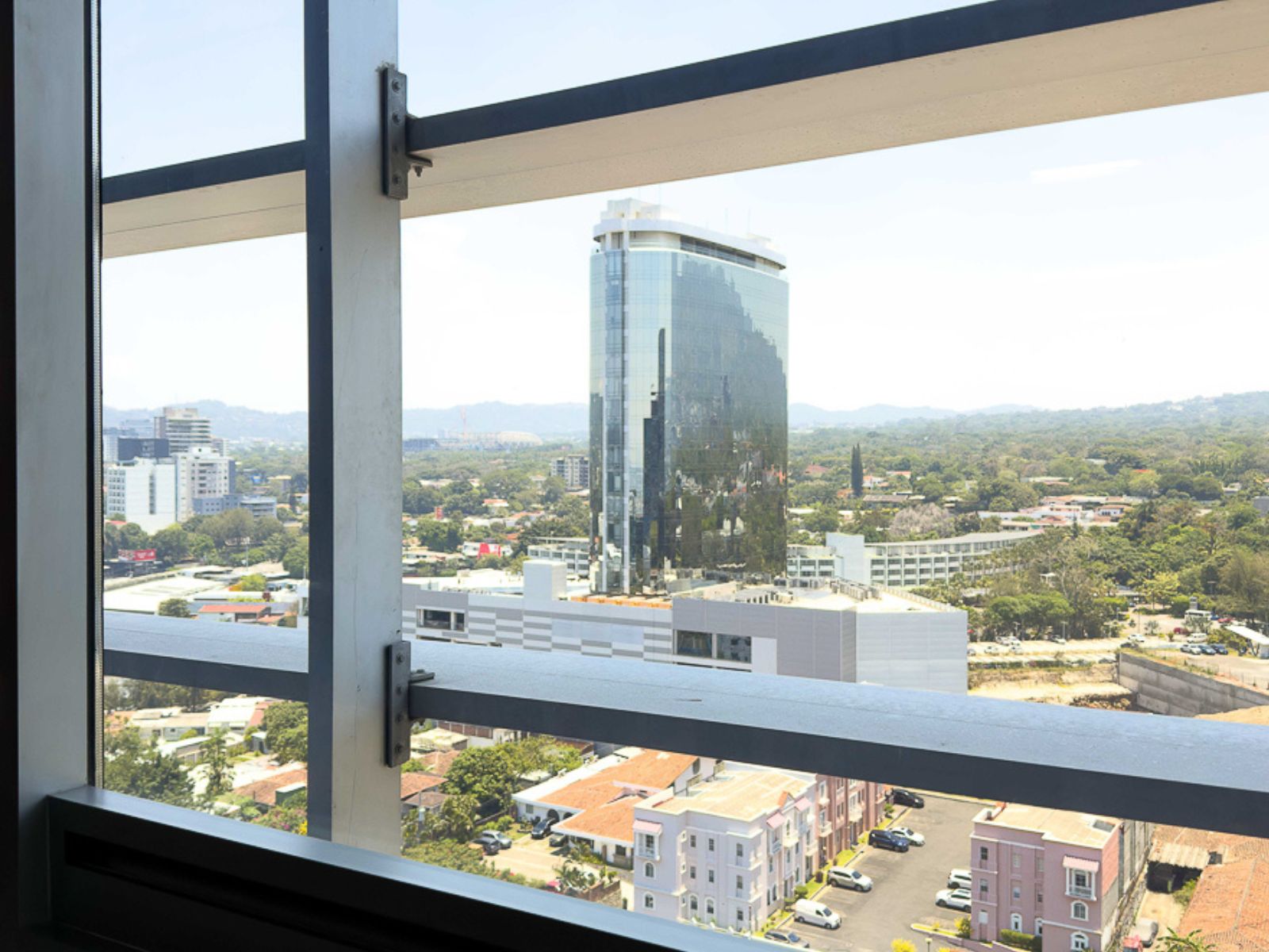 DL844 -7 LOCAL COMERCIAL TORRE INSIGNE, SAN SALVADOR