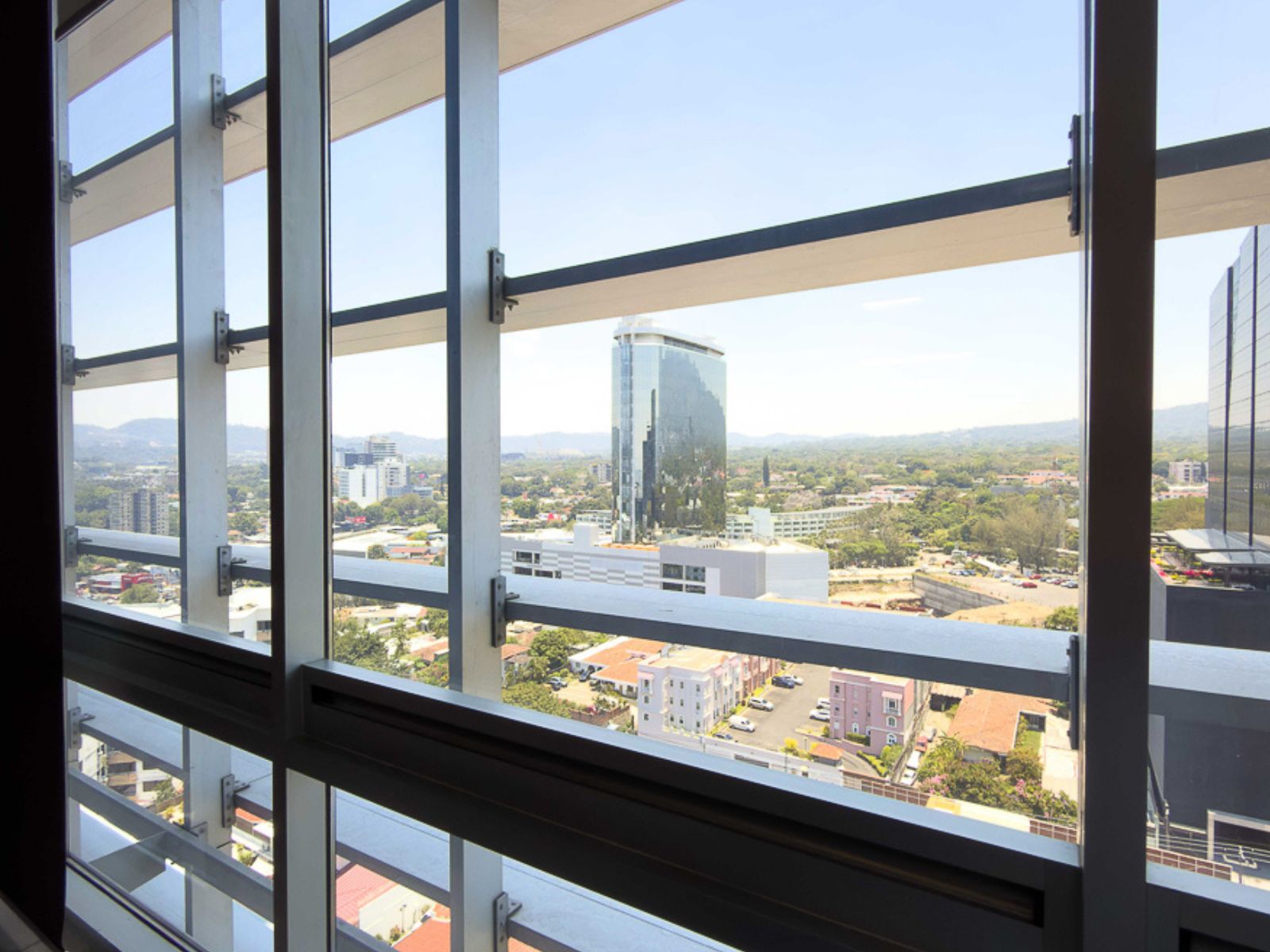 DL844 -8 LOCAL COMERCIAL TORRE INSIGNE, SAN SALVADOR