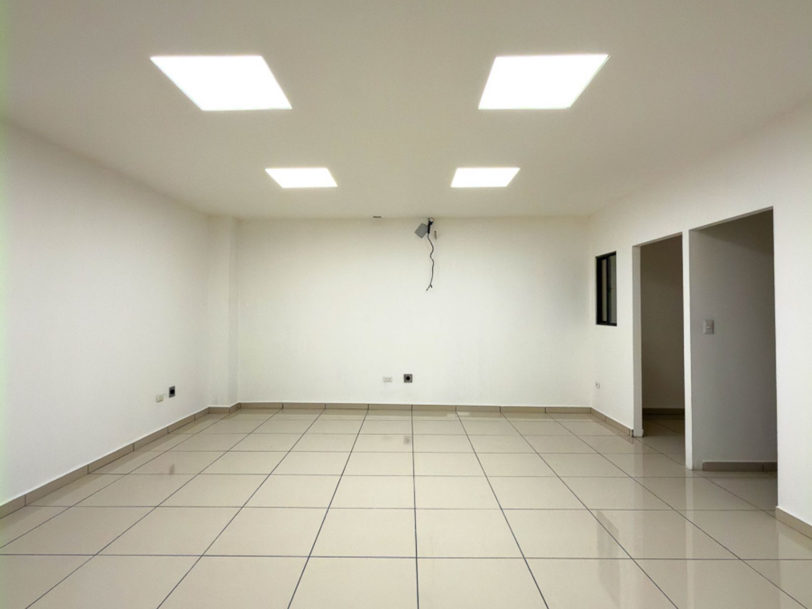 DAO840-10 OFICINAS EN PLAZA TRIANA – LA MASCOTA, SAN SALVADOR