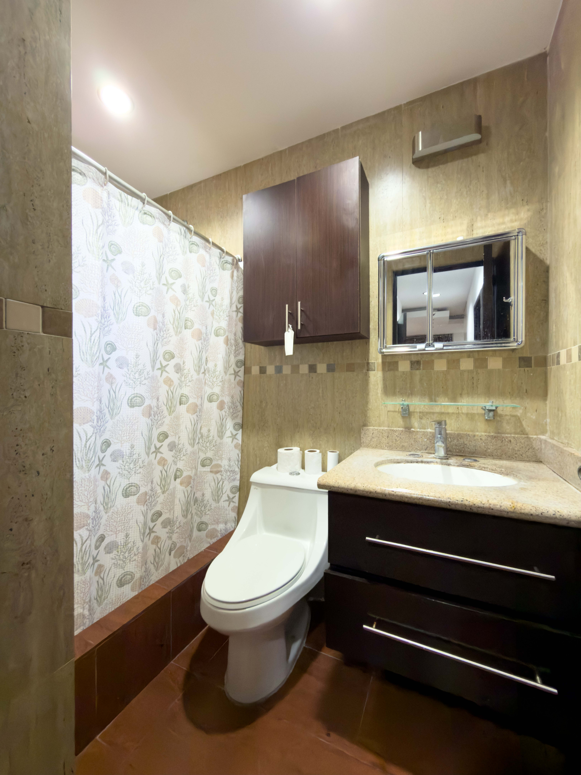 APARTAMENTO AMUEBLADO EN PRIMER NIVEL EN PÓRTICOS DEL CARMEN, COLONIA ESCALÓN, SAN SALVADOR
