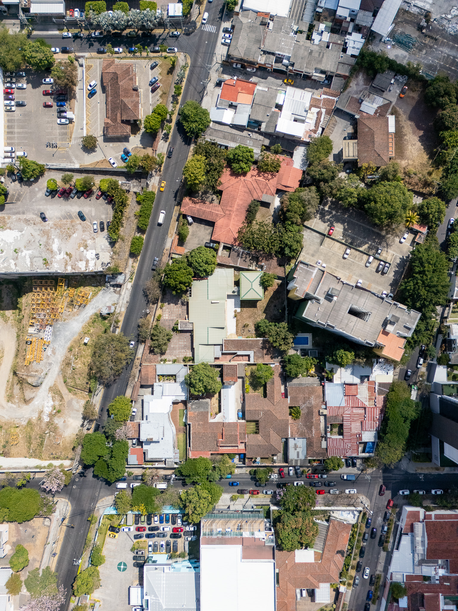 PROPIEDAD PARA DESARROLLO INMOBILIARIO EN AV. OLÍMPICA, COLONIA ESCALÓN, SAN SALVADOR