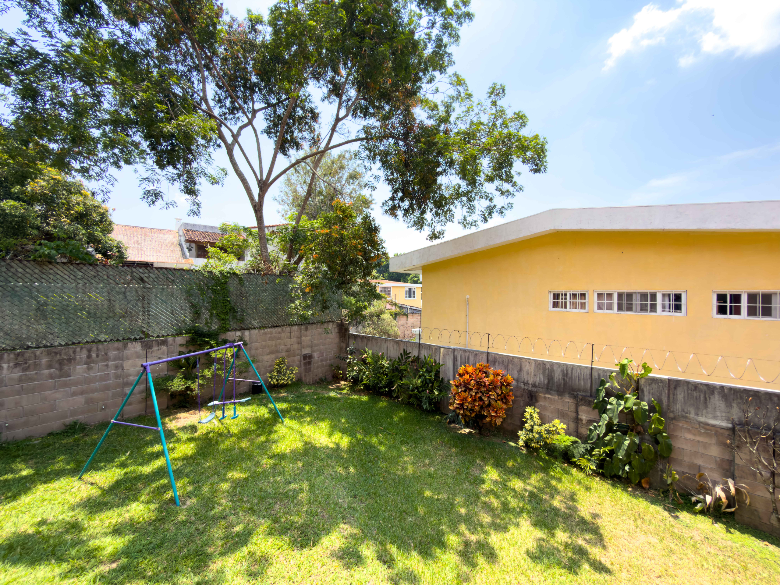APARTAMENTO AMUEBLADO EN PRIMER NIVEL EN PÓRTICOS DEL CARMEN, COLONIA ESCALÓN, SAN SALVADOR