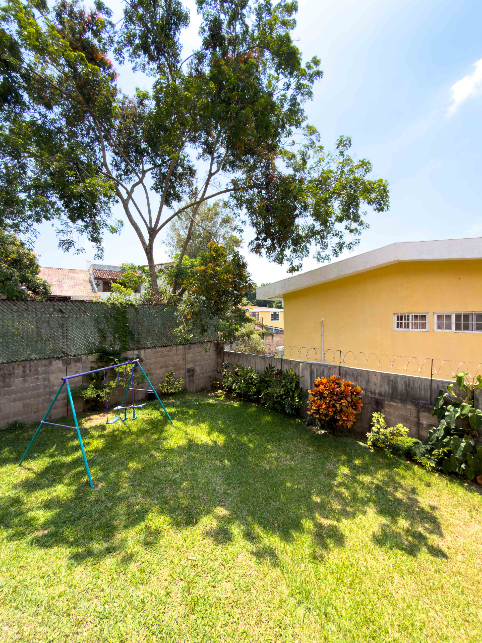 APARTAMENTO AMUEBLADO EN PRIMER NIVEL EN PÓRTICOS DEL CARMEN, COLONIA ESCALÓN, SAN SALVADOR