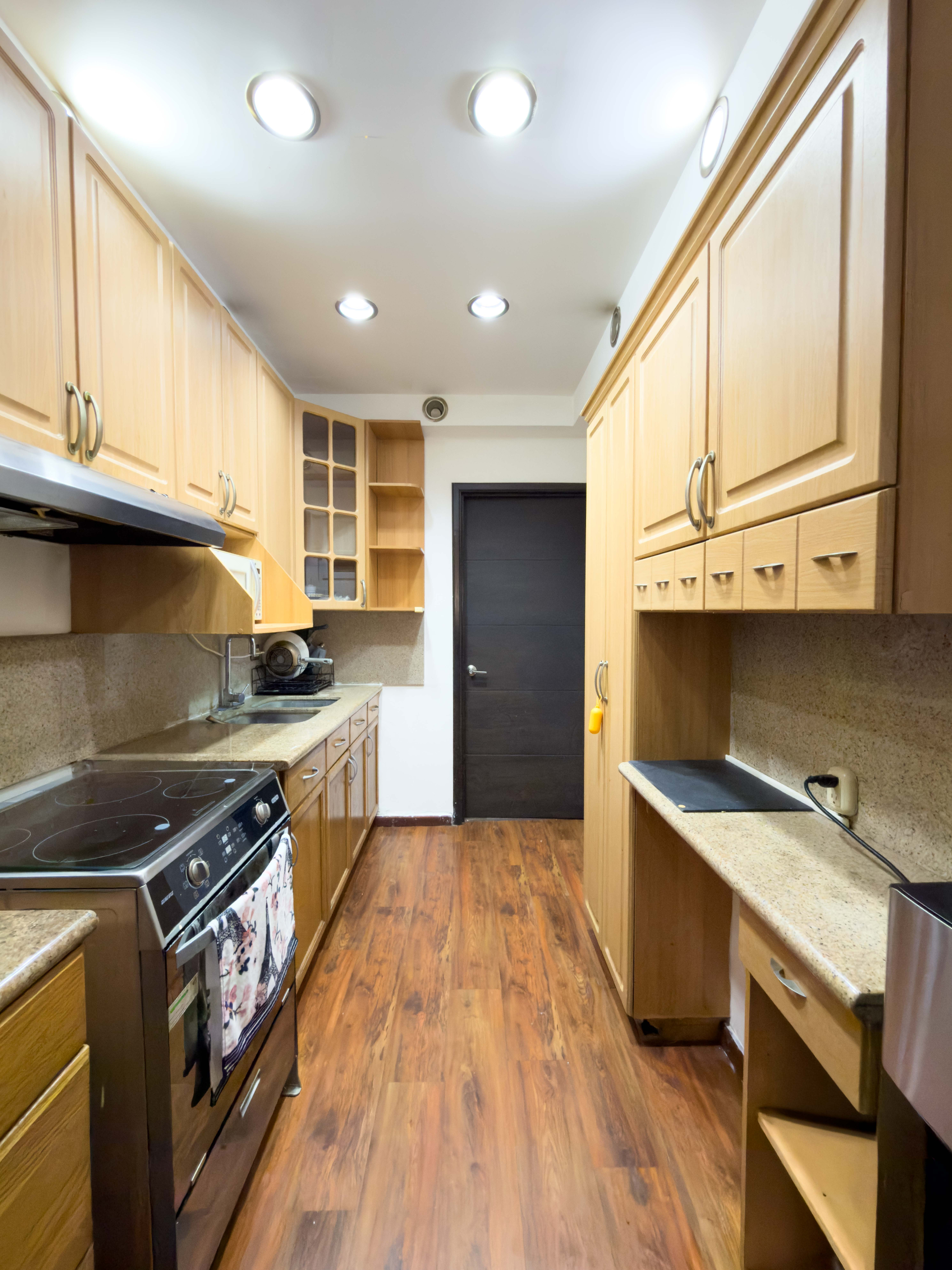 APARTAMENTO AMUEBLADO EN PRIMER NIVEL EN PÓRTICOS DEL CARMEN, COLONIA ESCALÓN, SAN SALVADOR