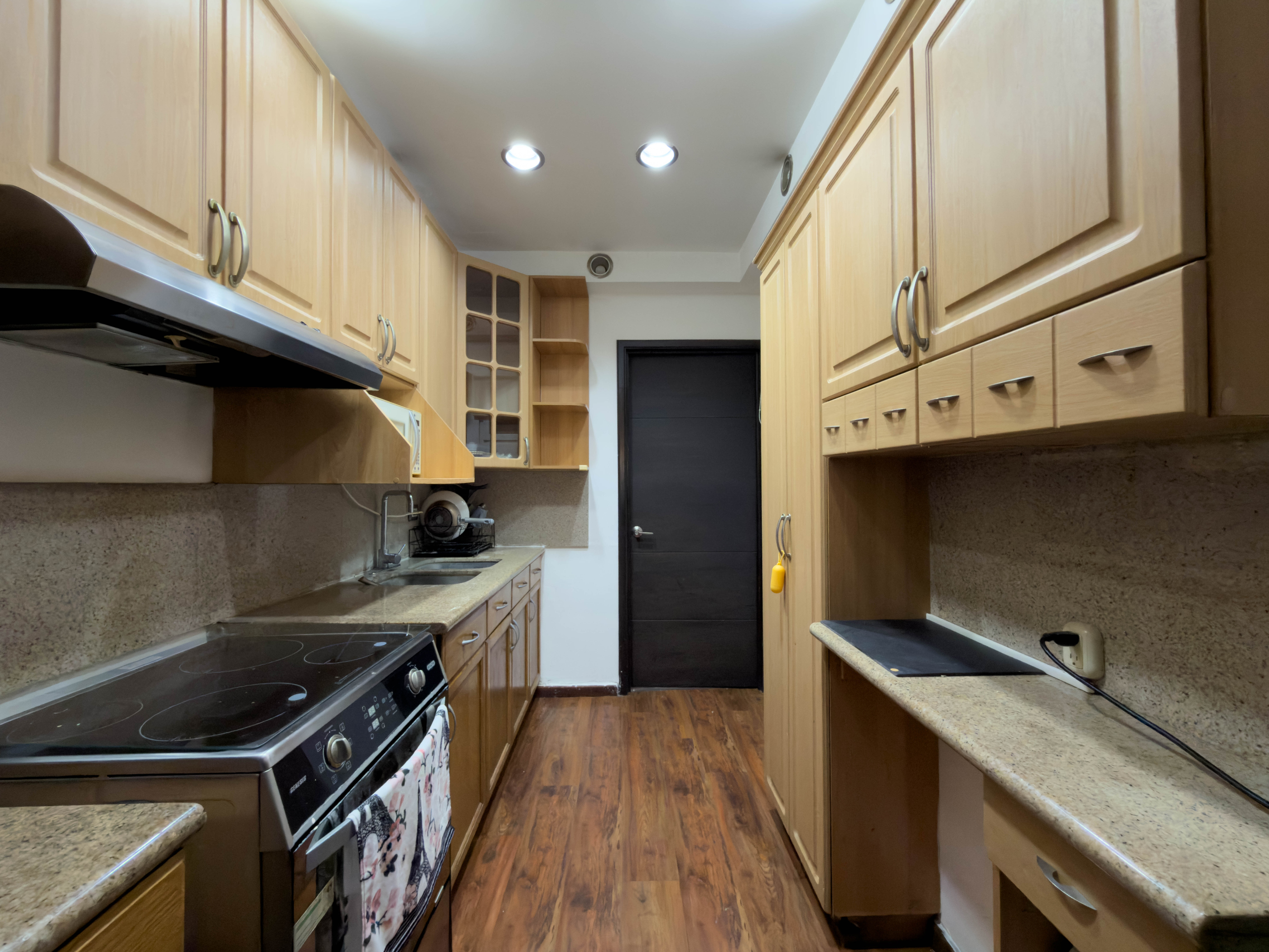 APARTAMENTO AMUEBLADO EN PRIMER NIVEL EN PÓRTICOS DEL CARMEN, COLONIA ESCALÓN, SAN SALVADOR