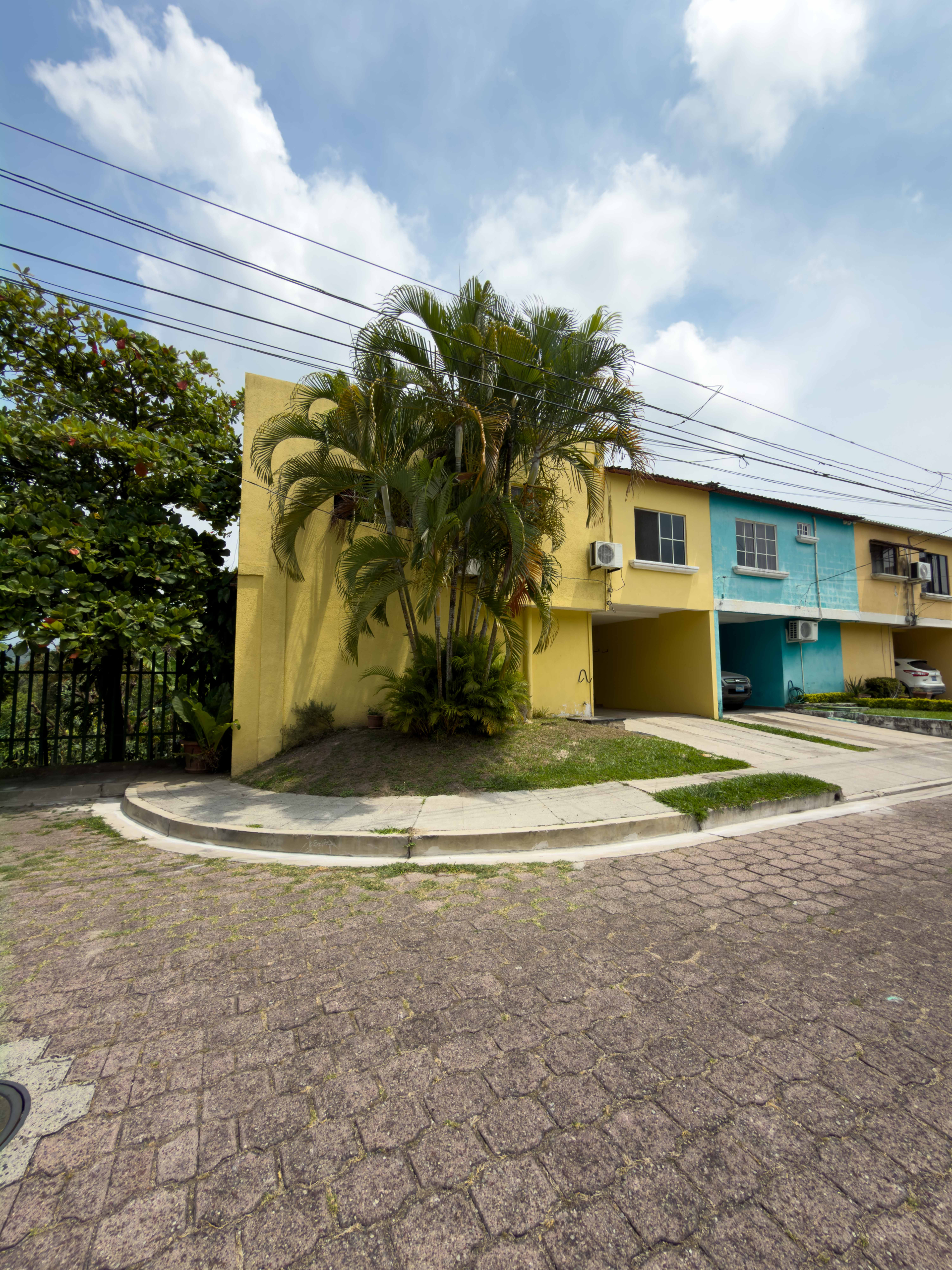 CASA RESIDENCIAL EN BOSQUES DE LA CASTELLANA, CARRETERA A PLANES DE RENDEROS, SAN SALVADOR