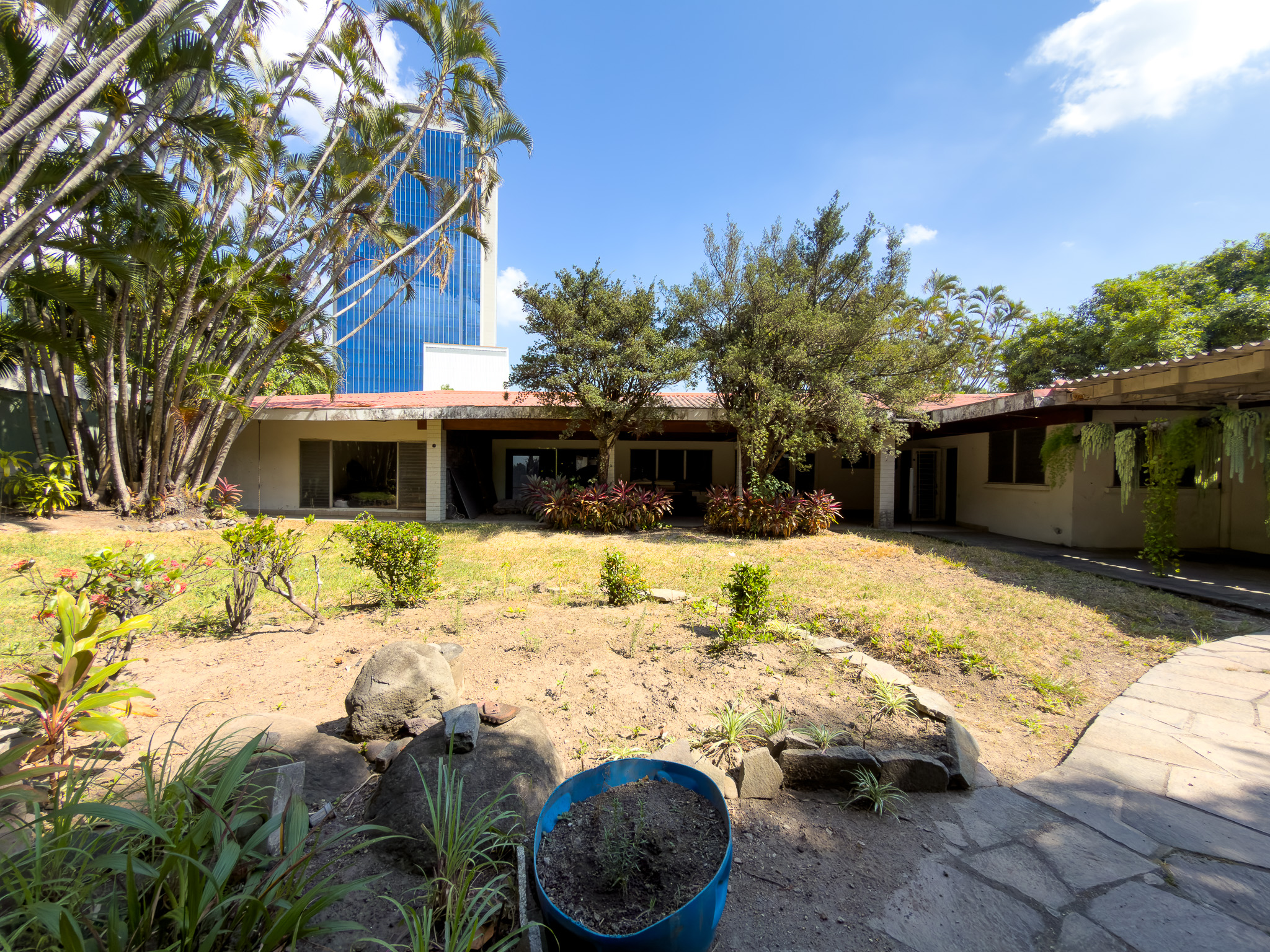 PROPIEDAD PARA DESARROLLO INMOBILIARIO EN AV. OLÍMPICA, COLONIA ESCALÓN, SAN SALVADOR