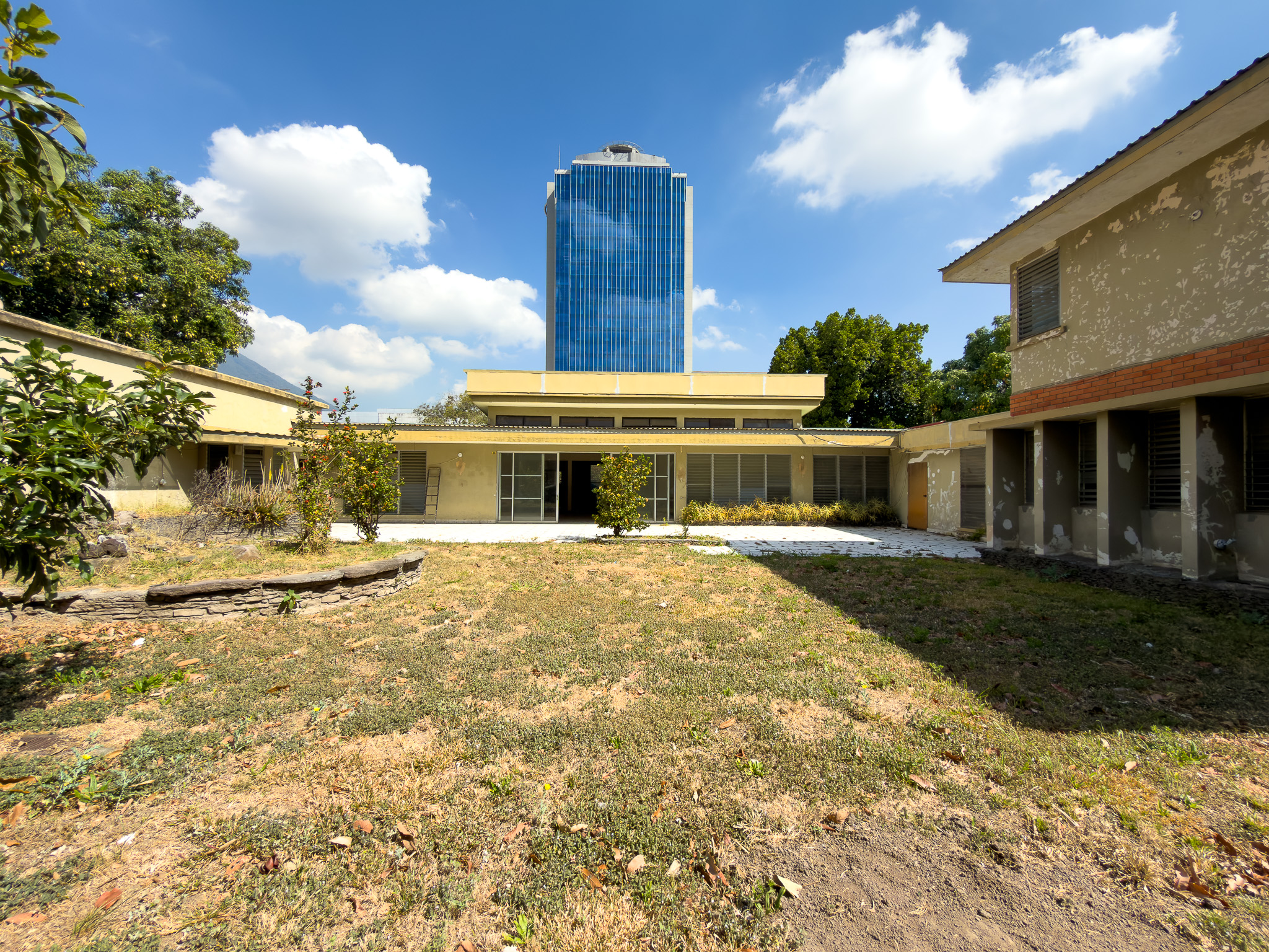 PROPIEDAD PARA DESARROLLO INMOBILIARIO EN AV. OLÍMPICA, COLONIA ESCALÓN, SAN SALVADOR