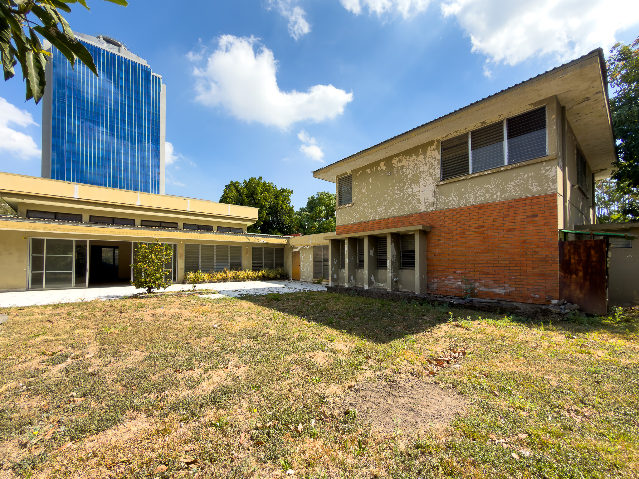 PROPIEDAD PARA DESARROLLO INMOBILIARIO EN AV. OLÍMPICA, COLONIA ESCALÓN, SAN SALVADOR