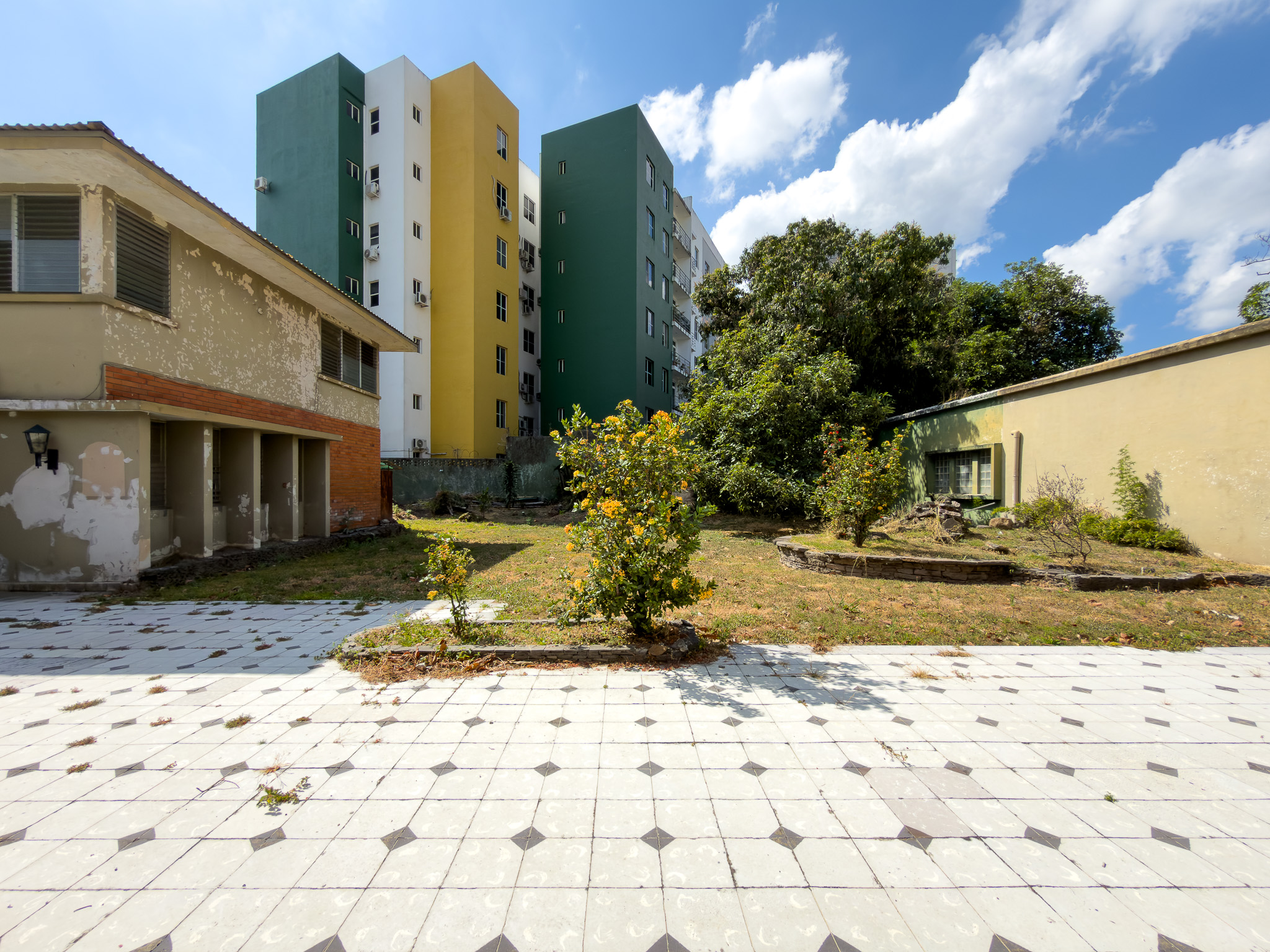 PROPIEDAD PARA DESARROLLO INMOBILIARIO EN AV. OLÍMPICA, COLONIA ESCALÓN, SAN SALVADOR