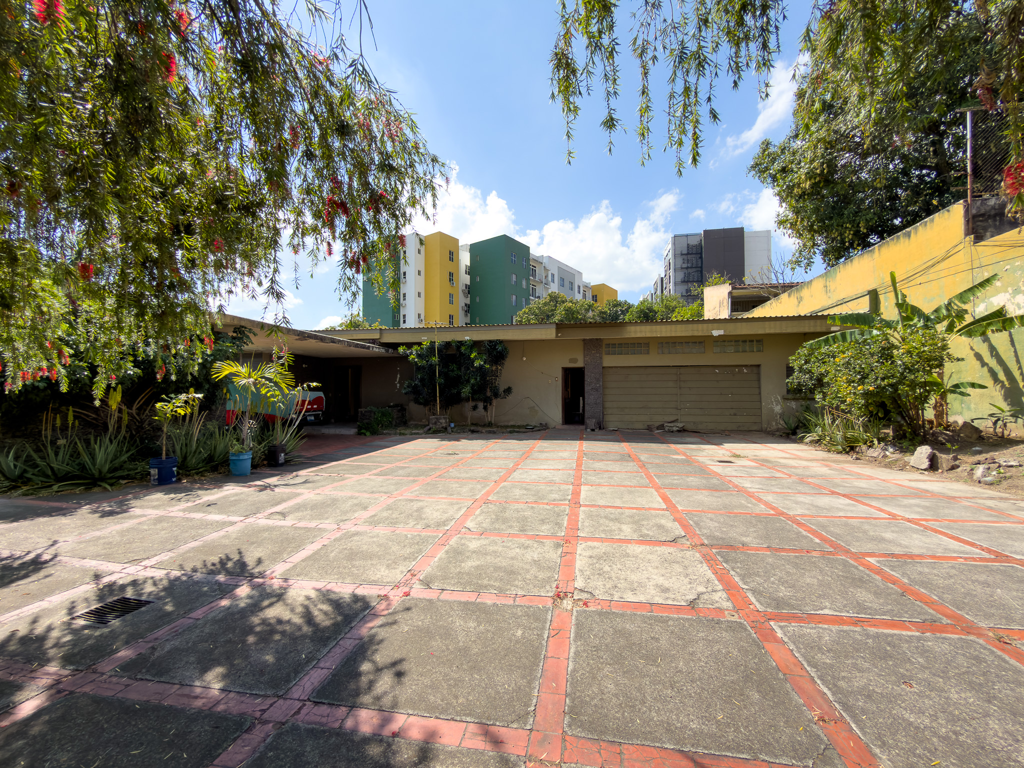 PROPIEDAD PARA DESARROLLO INMOBILIARIO EN AV. OLÍMPICA, COLONIA ESCALÓN, SAN SALVADOR