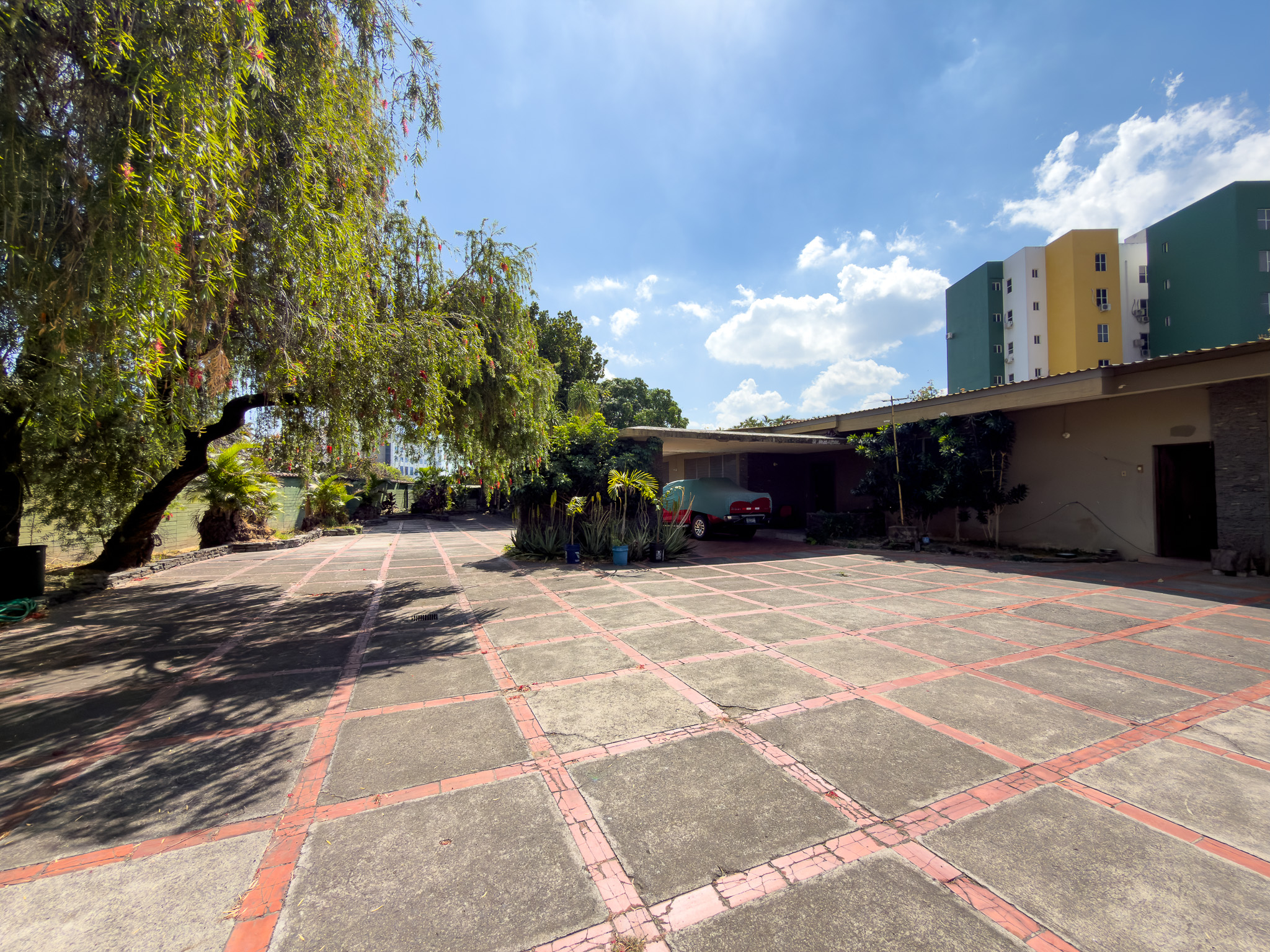 PROPIEDAD PARA DESARROLLO INMOBILIARIO EN AV. OLÍMPICA, COLONIA ESCALÓN, SAN SALVADOR