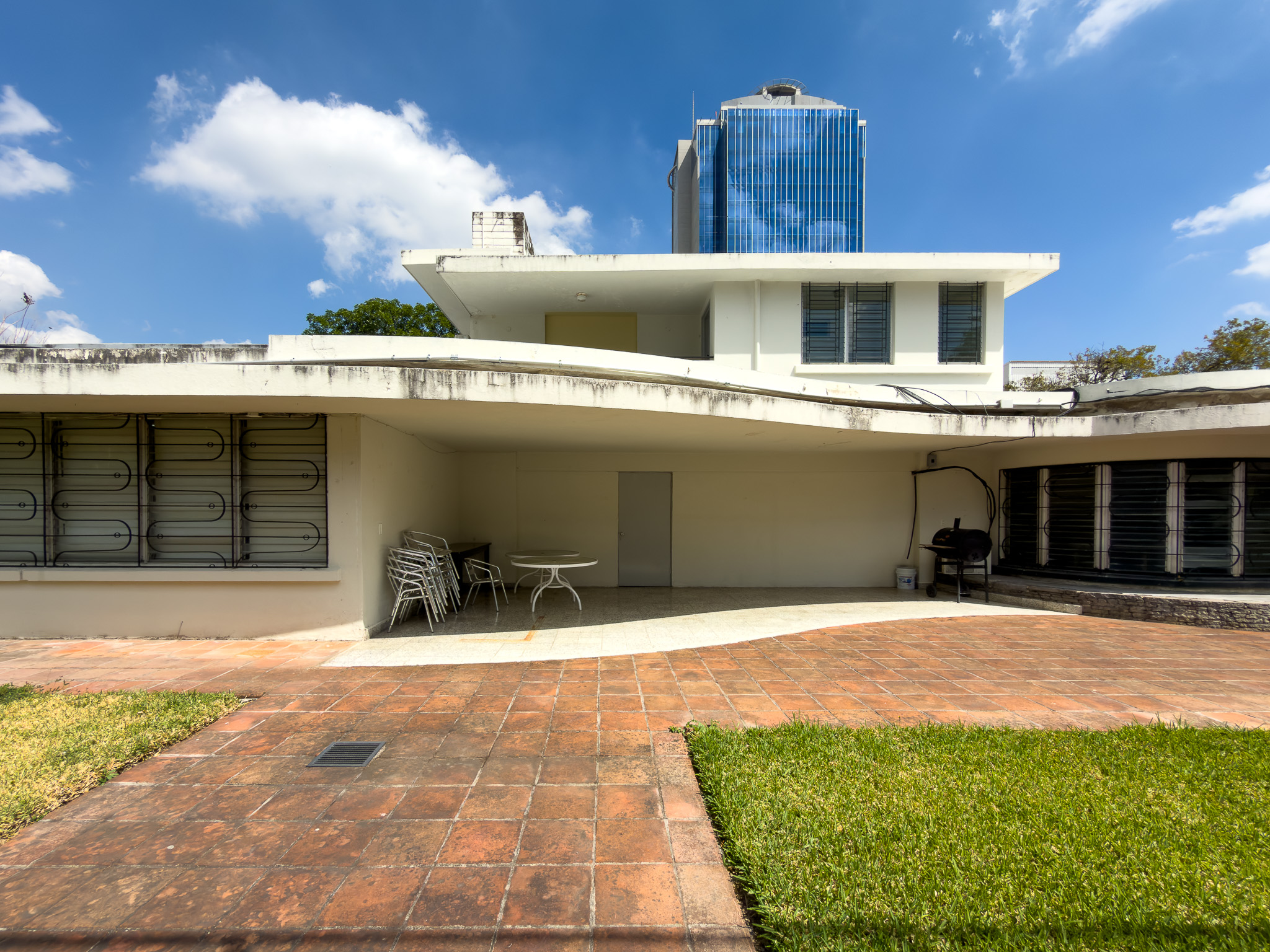 PROPIEDAD PARA DESARROLLO INMOBILIARIO EN AV. OLÍMPICA, COLONIA ESCALÓN, SAN SALVADOR