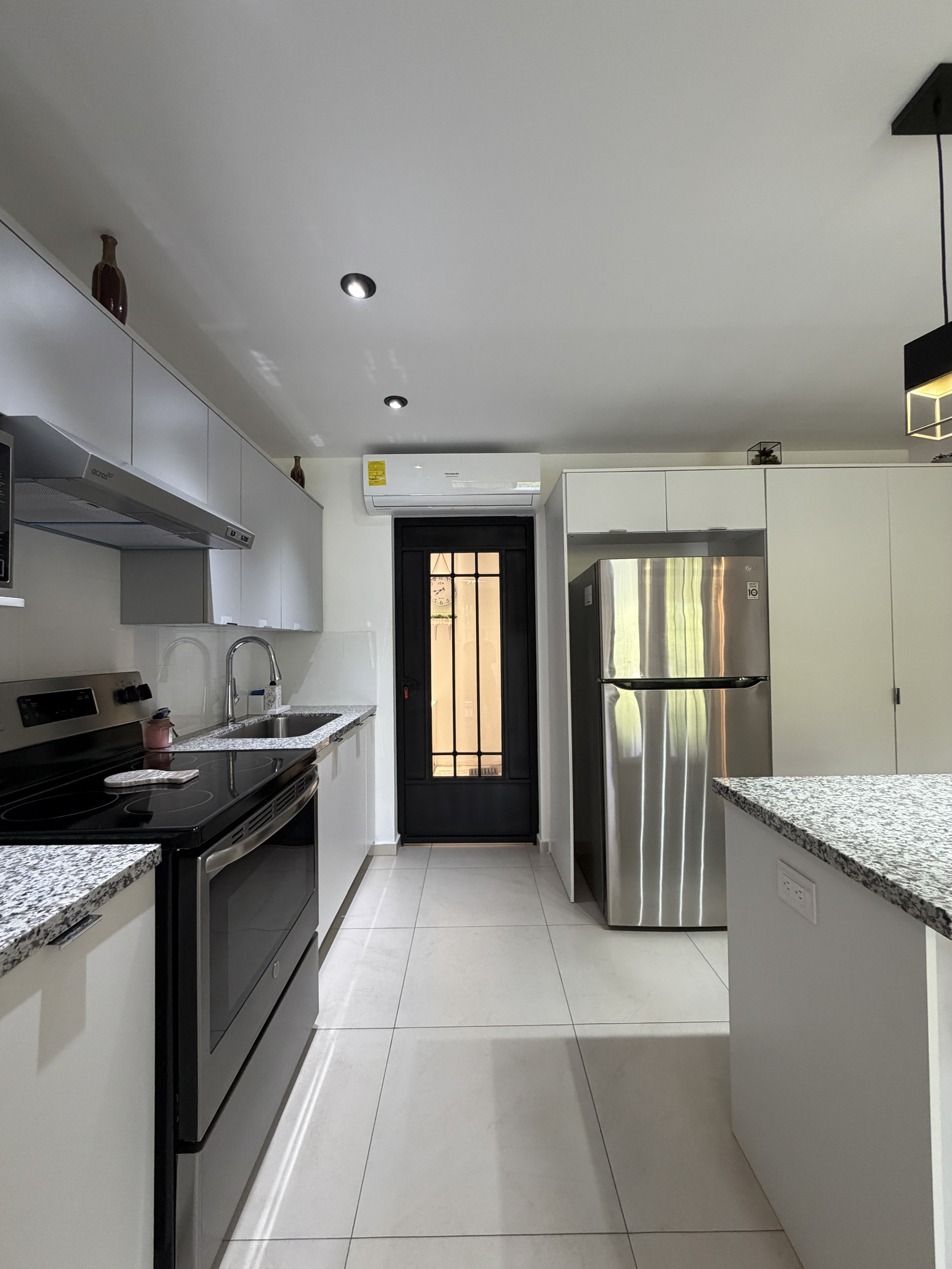RESIDENCIA AMUEBLADA EN ANTIBES I, COLONIA ESCALÓN, SAN SALVADOR