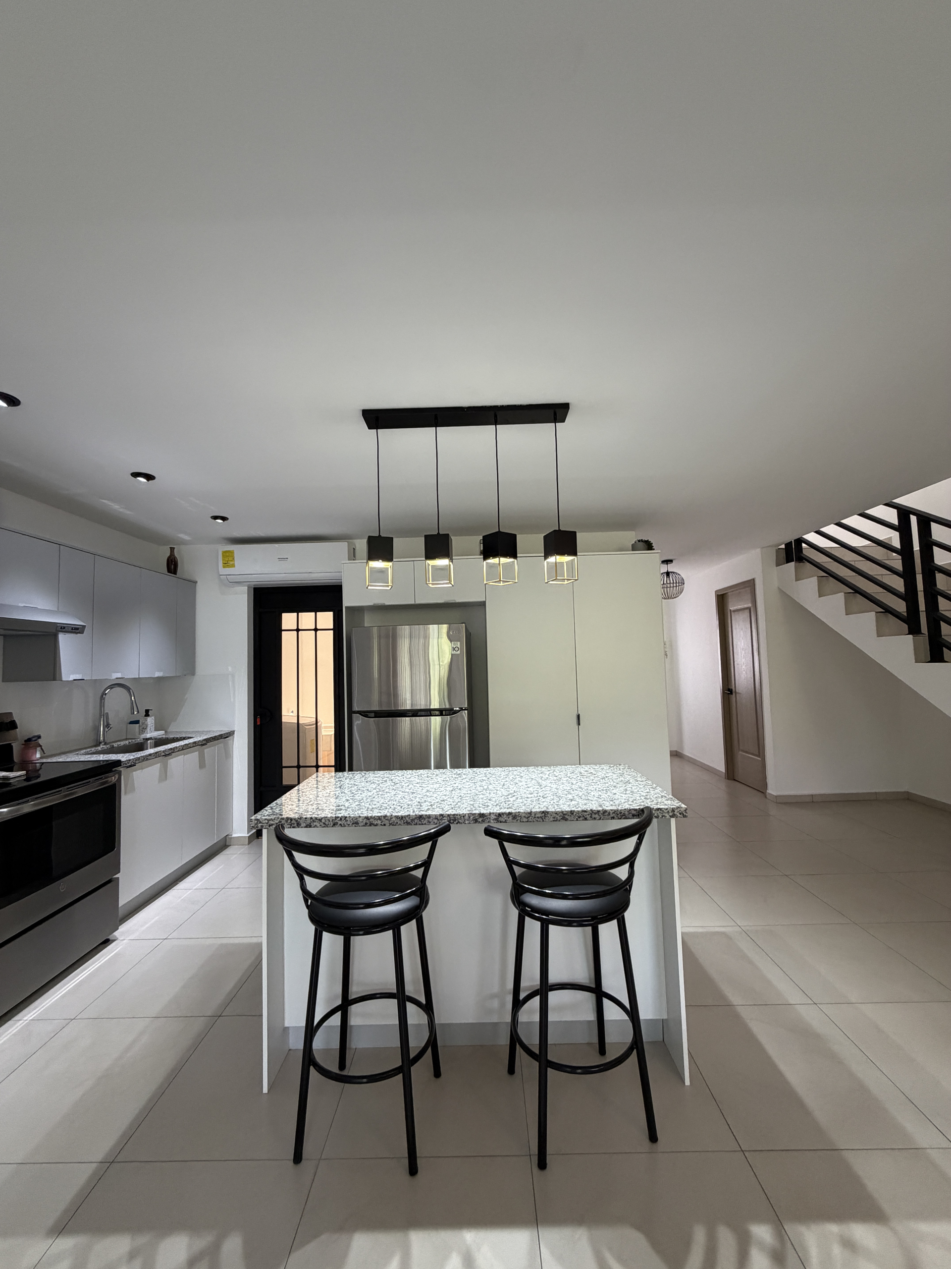 RESIDENCIA AMUEBLADA EN ANTIBES I, COLONIA ESCALÓN, SAN SALVADOR