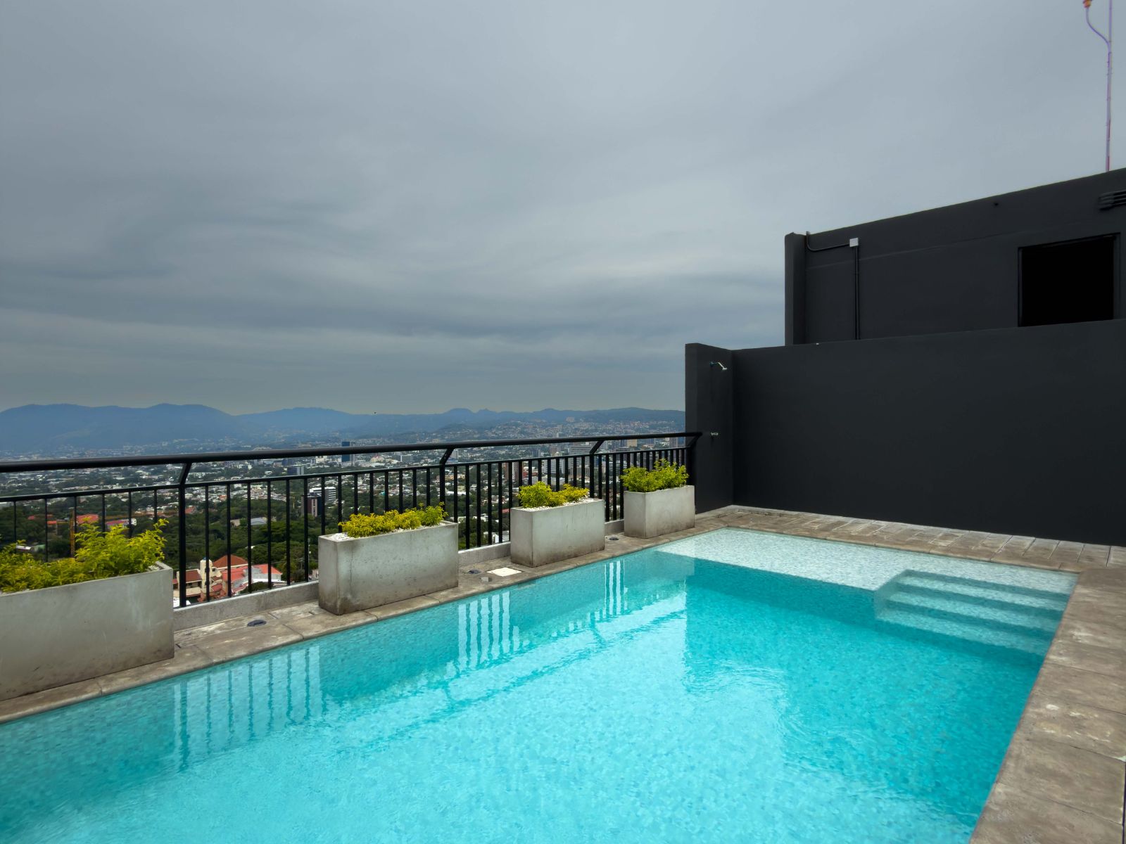 DAA851- 17 APARTAMENTO EN TORRE AVITAT DÚO NIVEL 4, COLONIA ESCALÓN, SAN SALVADOR
