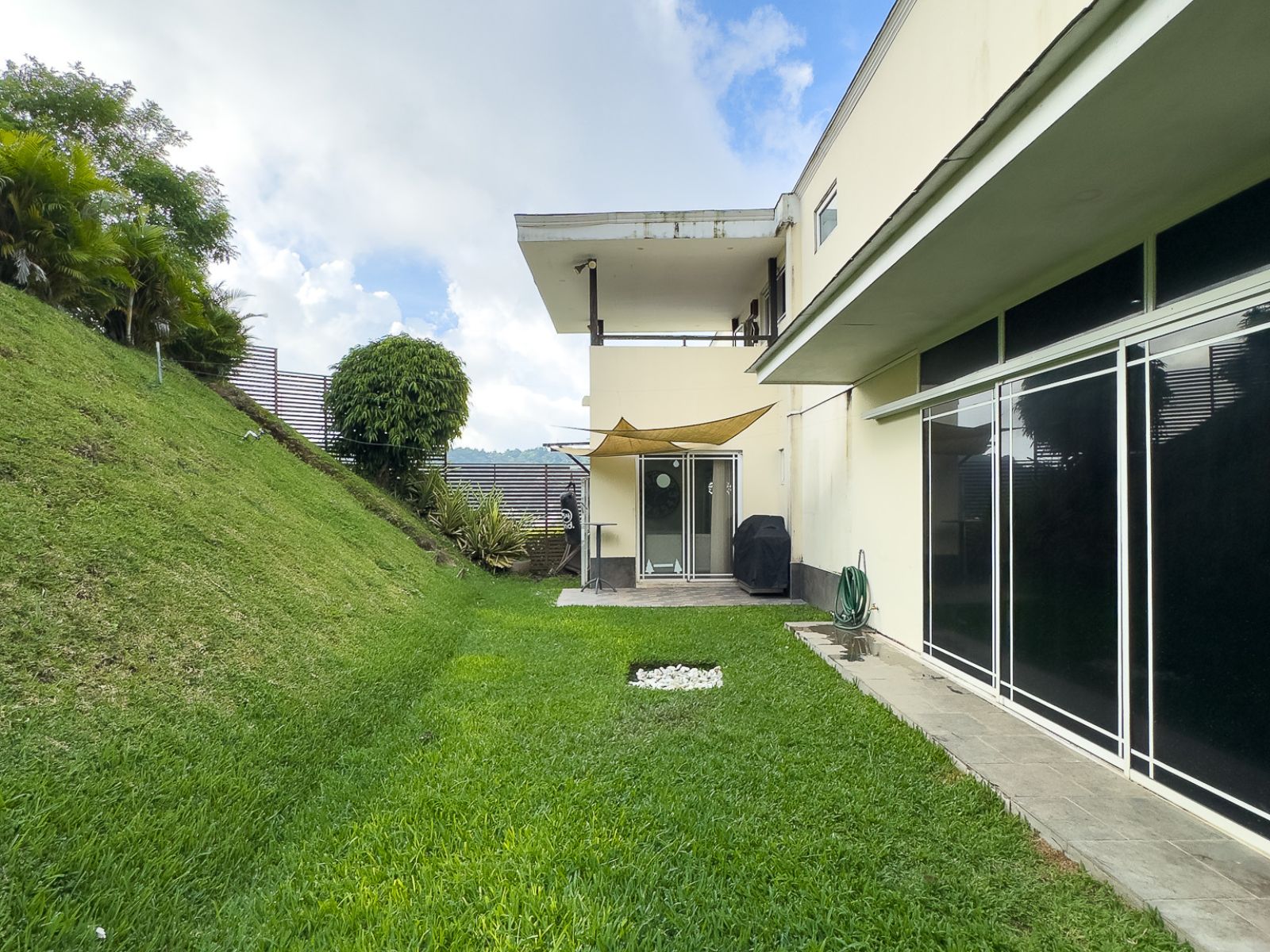 RESIDENCIA EXCLUSIVA EN NUEVO CUSCATLÁN